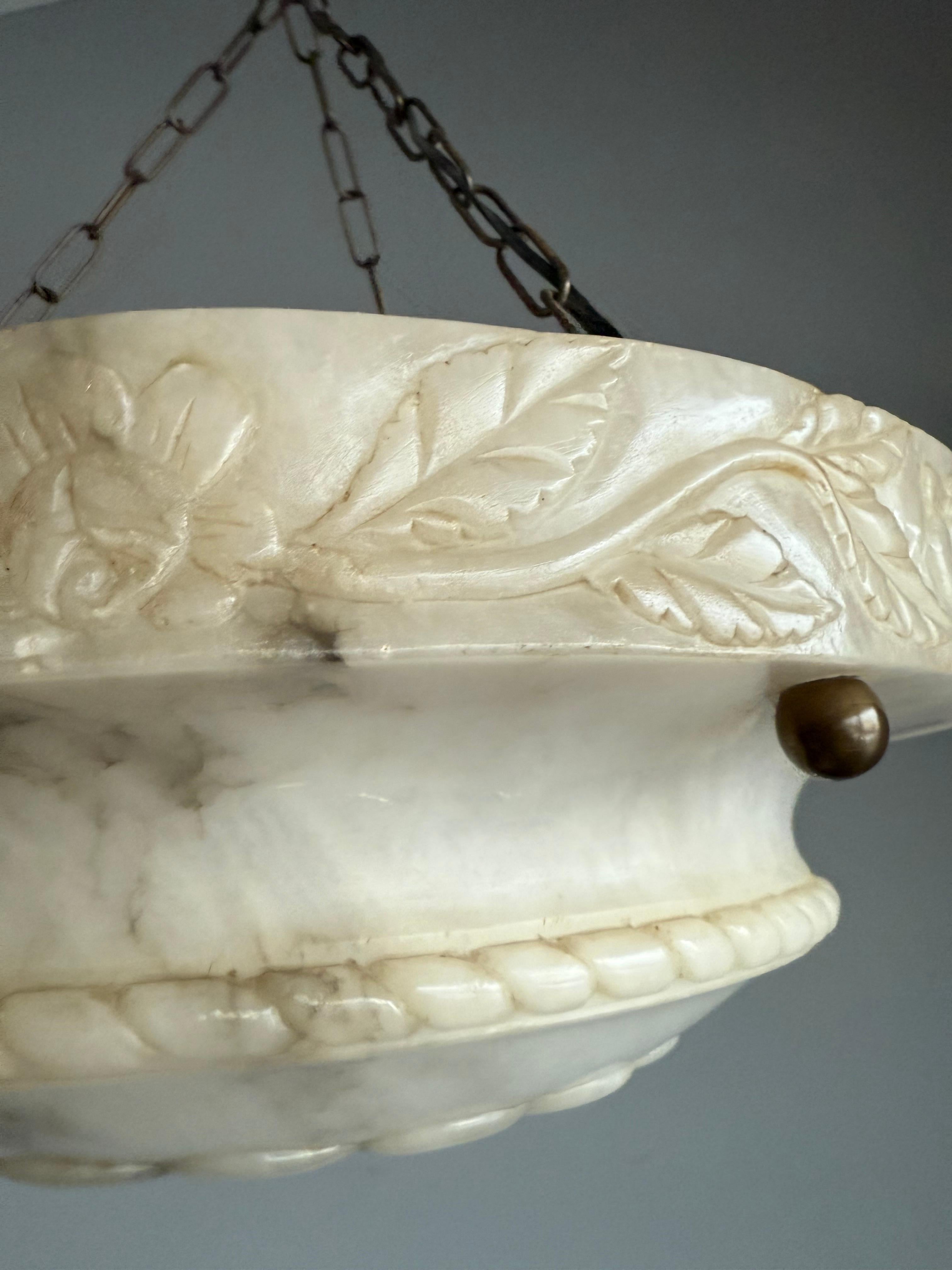 20ième siècle Lampe pendante en albâtre Art Deco avec bord sculpté en rose et chaînes en laiton, 17.8Ø