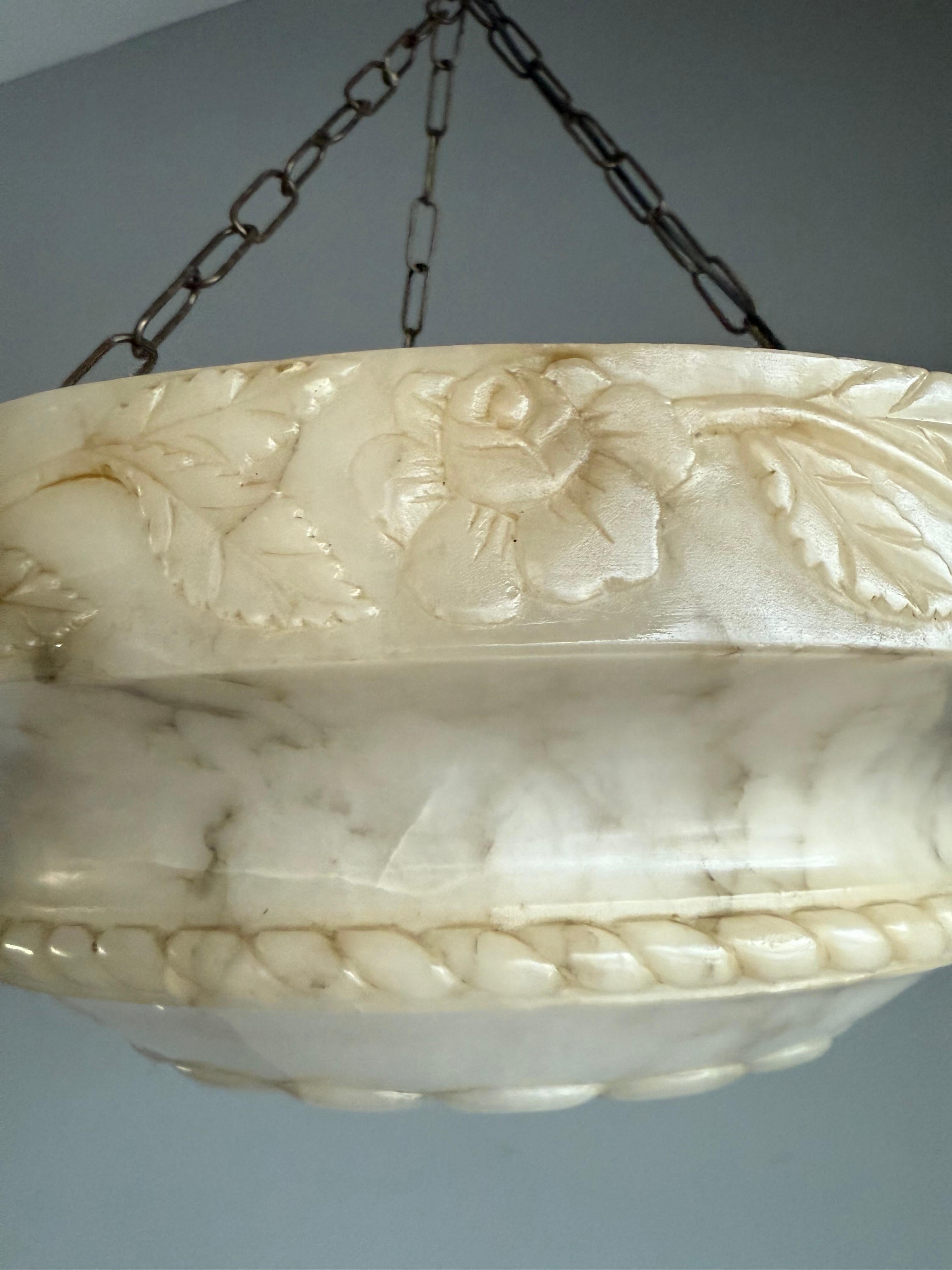 Laiton Lampe pendante en albâtre Art Deco avec bord sculpté en rose et chaînes en laiton, 17.8Ø