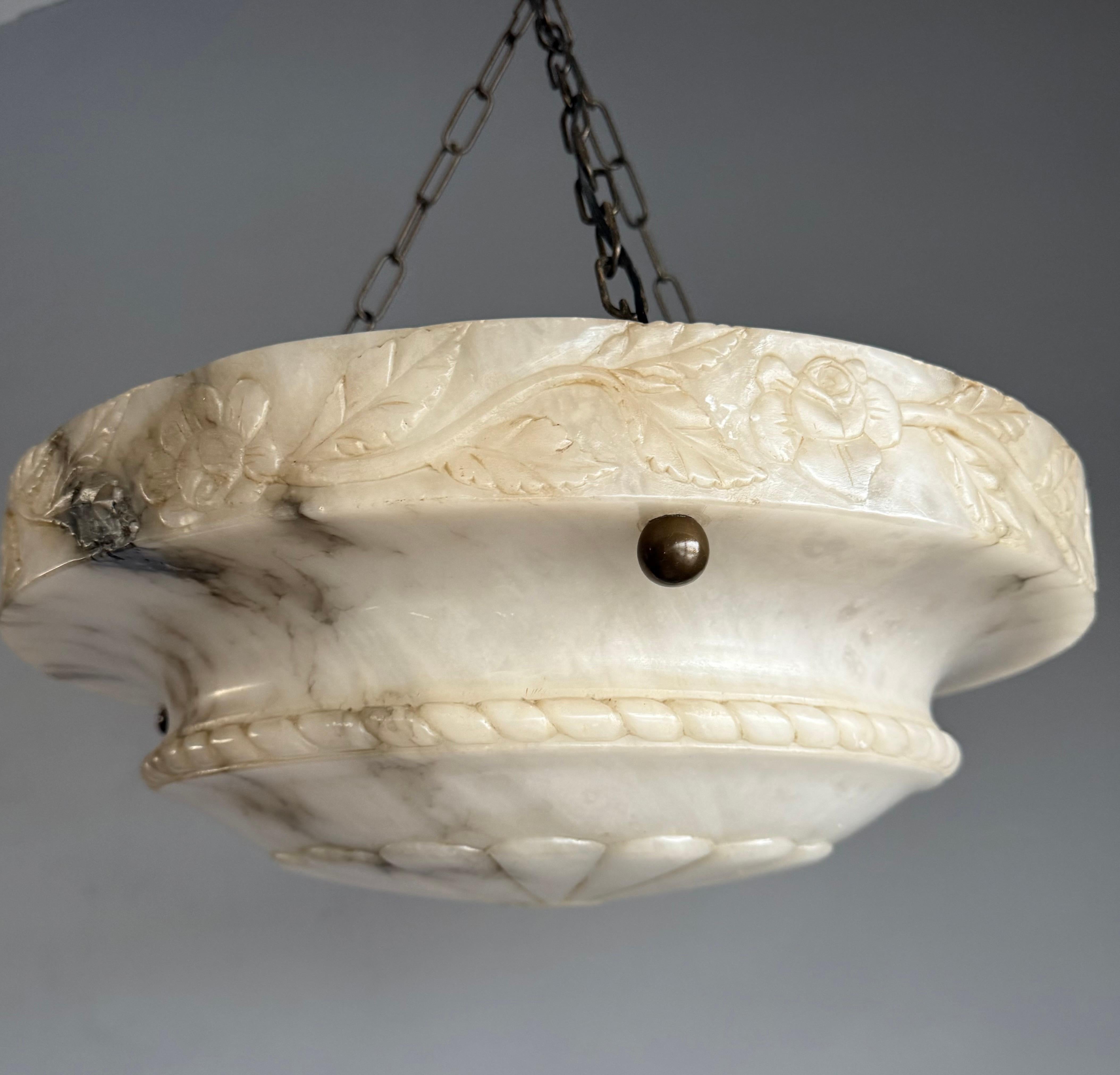Lampe pendante en albâtre Art Deco avec bord sculpté en rose et chaînes en laiton, 17.8Ø