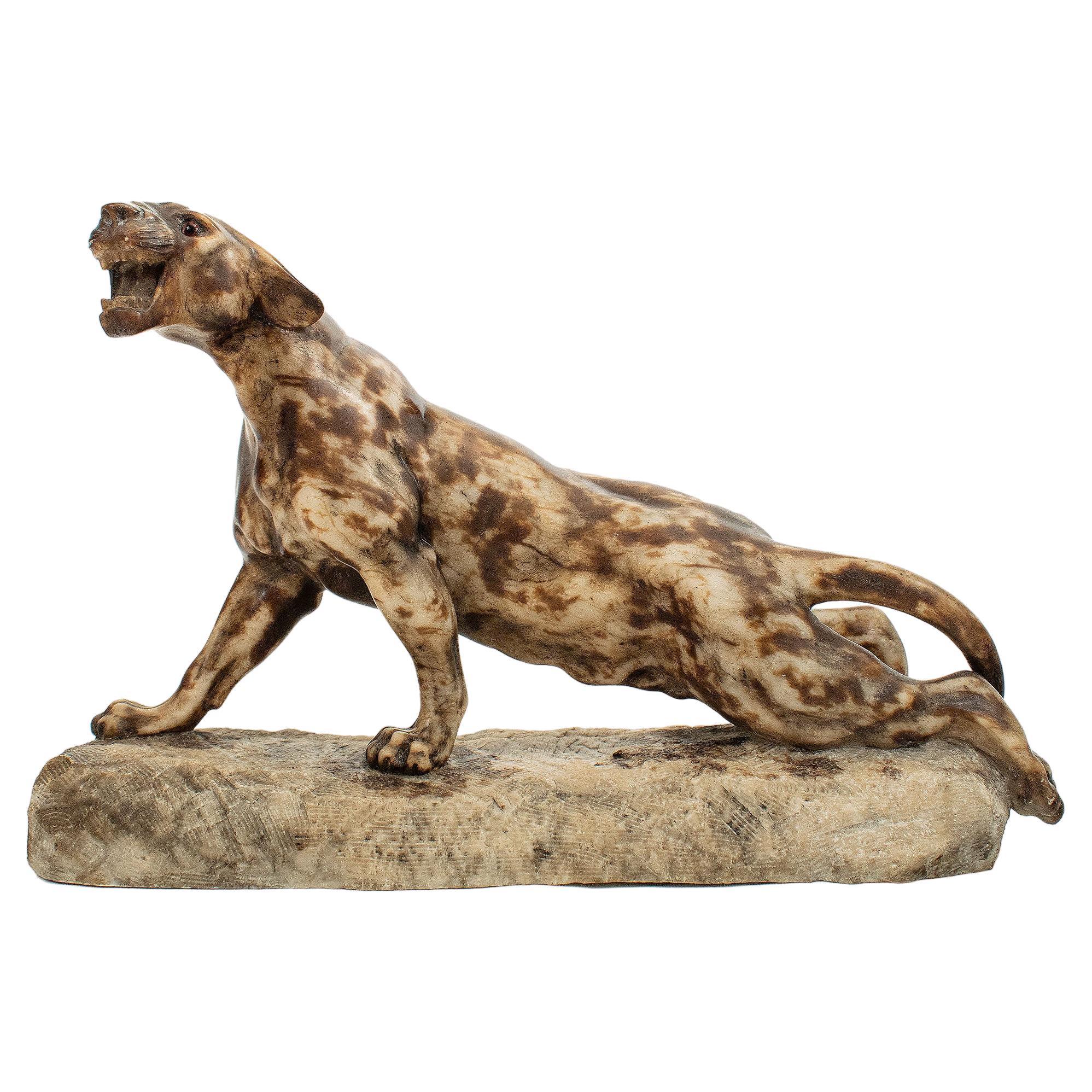 Art-Déco-Skulptur eines sich reibenden Tigers aus Alabaster, frühes 20. Jahrhundert
