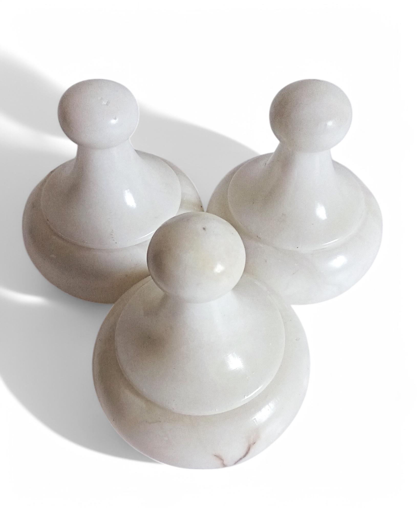 Set aus drei Urnen aus weißem Alabaster mit Deckel im Art déco-Stil, handgefertigt in Spanien, 1930er Jahre im Angebot 5