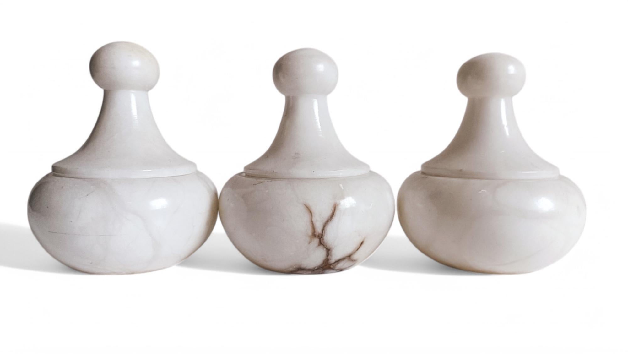 Set aus drei Urnen aus weißem Alabaster mit Deckel im Art déco-Stil, handgefertigt in Spanien, 1930er Jahre im Angebot 7