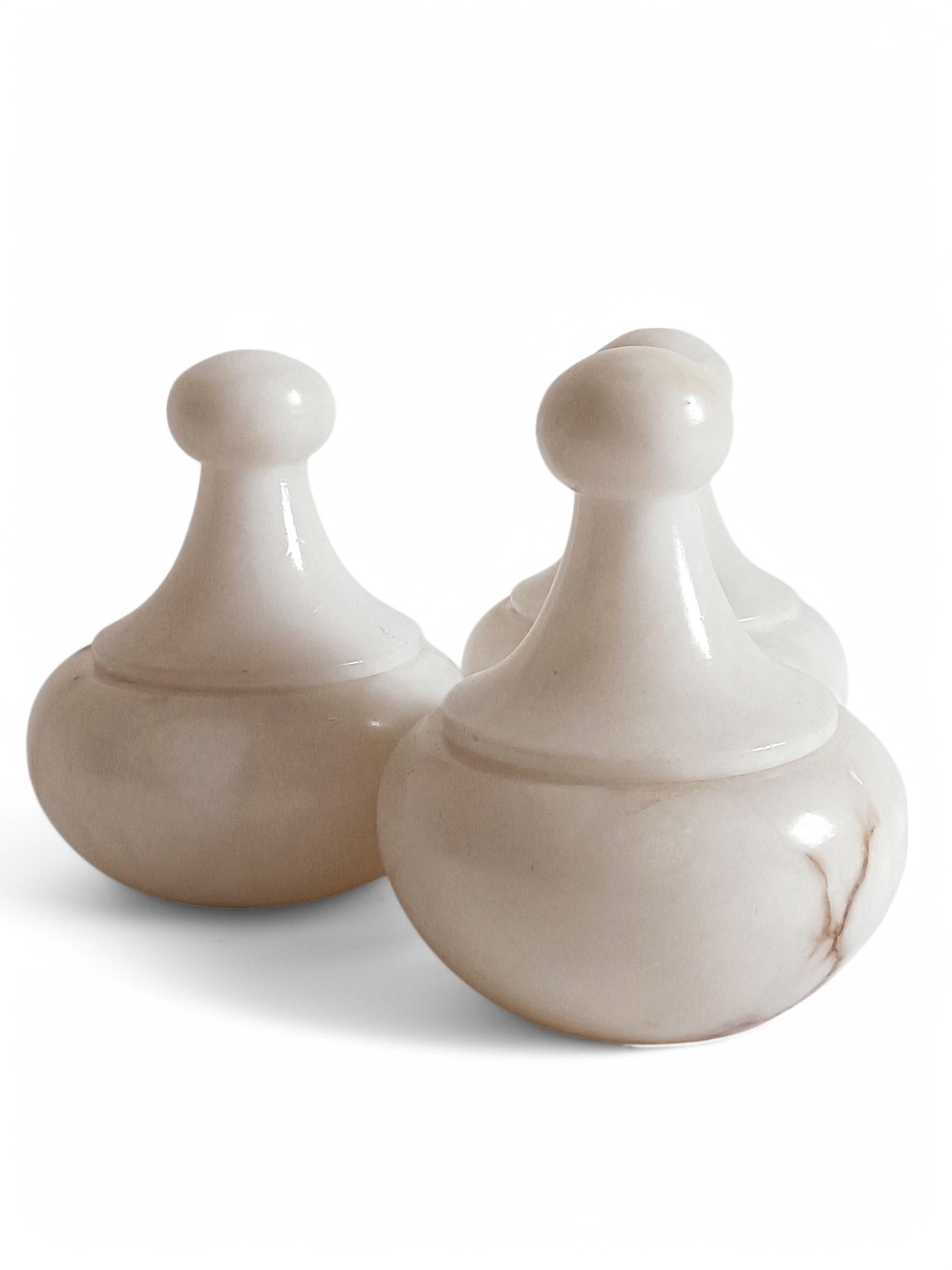 Set aus drei Urnen aus weißem Alabaster mit Deckel im Art déco-Stil, handgefertigt in Spanien, 1930er Jahre im Angebot 8