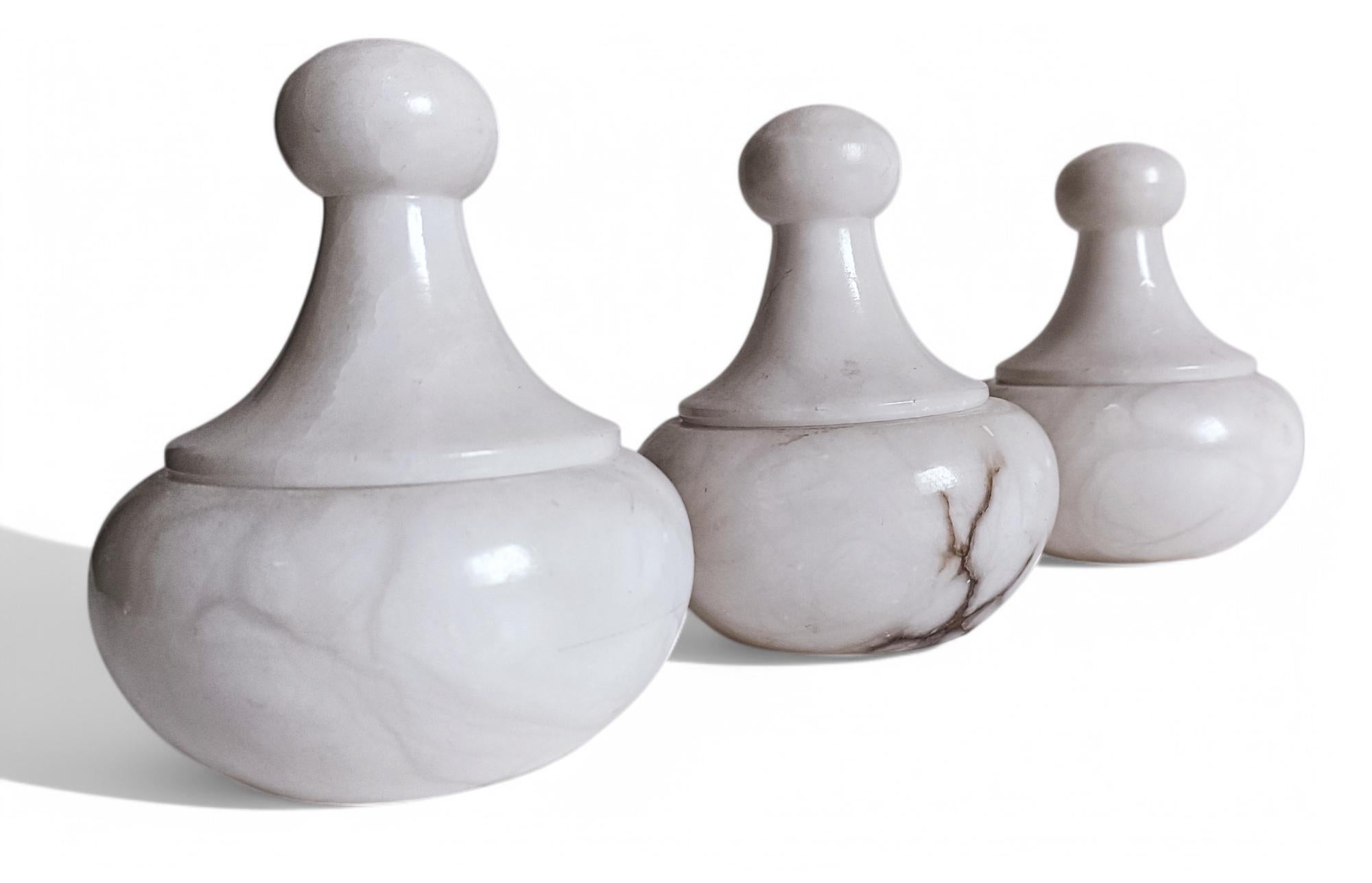 Set aus drei Urnen aus weißem Alabaster mit Deckel im Art déco-Stil, handgefertigt in Spanien, 1930er Jahre (Spanisch) im Angebot