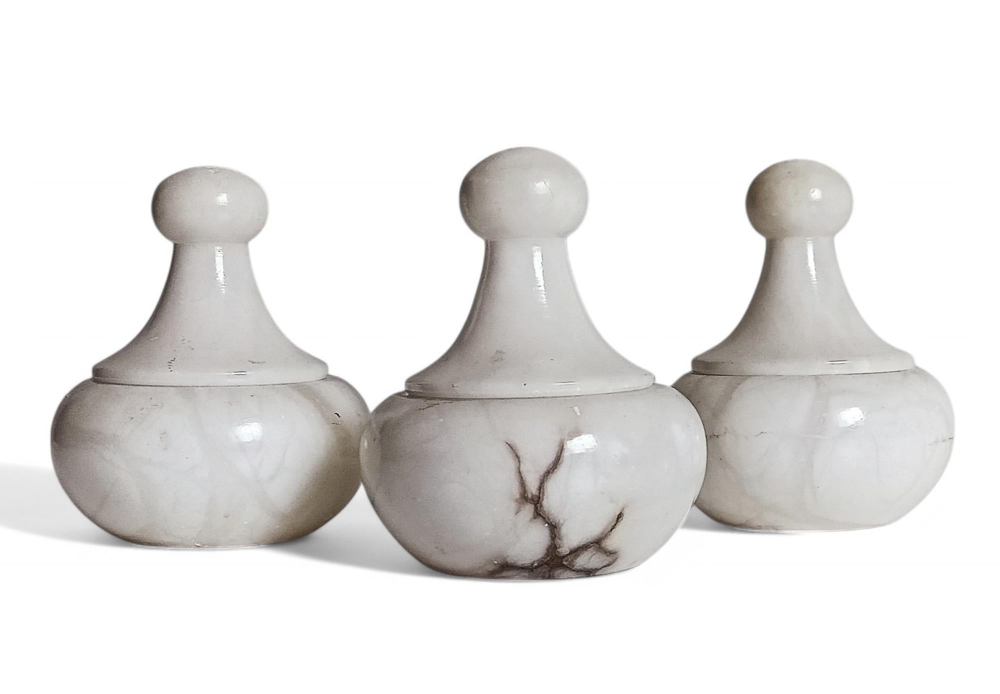 Set aus drei Urnen aus weißem Alabaster mit Deckel im Art déco-Stil, handgefertigt in Spanien, 1930er Jahre (Handgeschnitzt) im Angebot