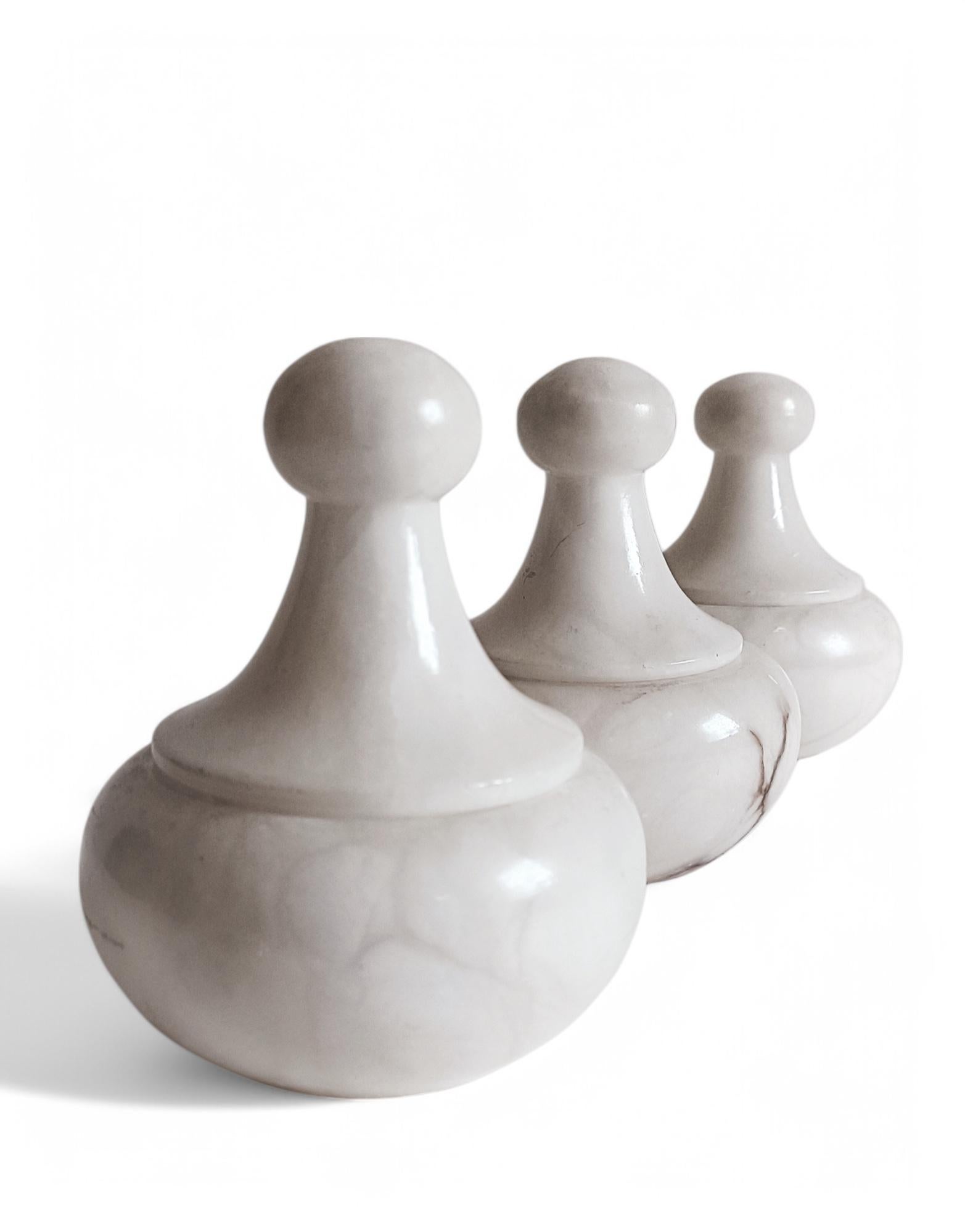 Set aus drei Urnen aus weißem Alabaster mit Deckel im Art déco-Stil, handgefertigt in Spanien, 1930er Jahre im Zustand „Hervorragend“ im Angebot in Valencia, VC