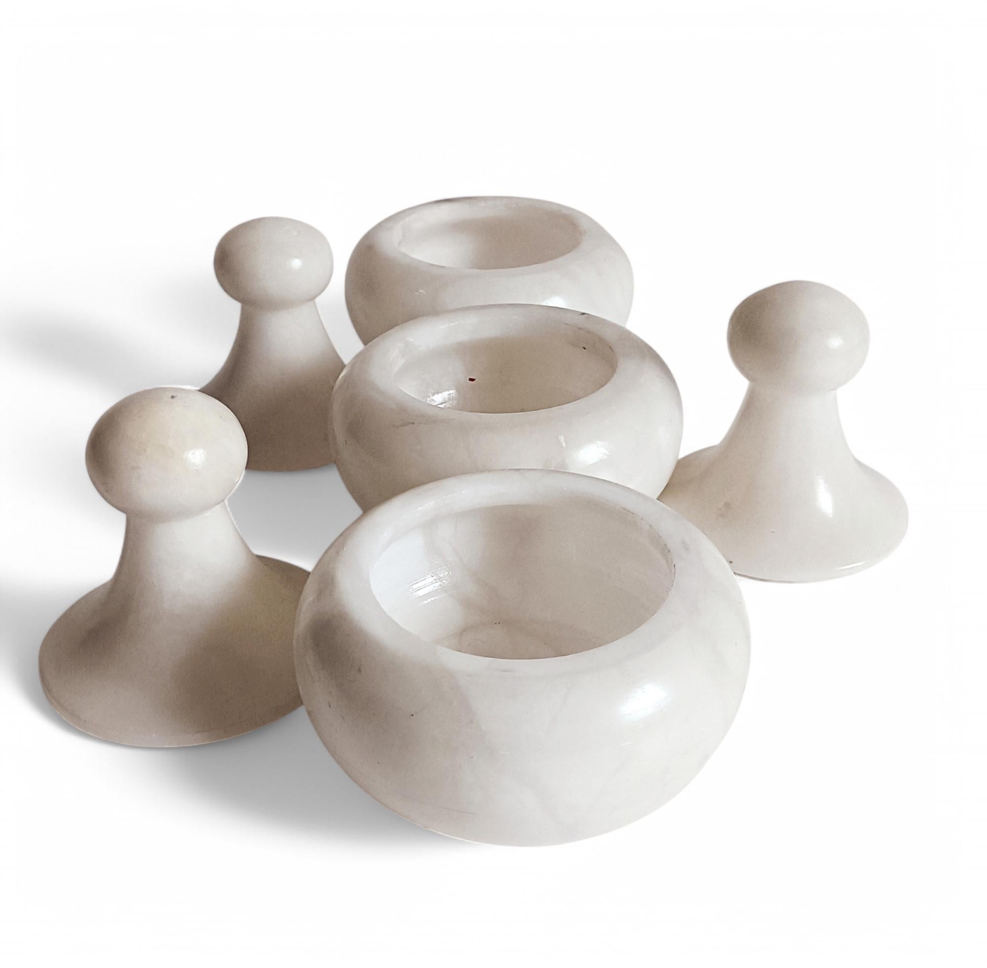 Set aus drei Urnen aus weißem Alabaster mit Deckel im Art déco-Stil, handgefertigt in Spanien, 1930er Jahre (Mitte des 20. Jahrhunderts) im Angebot