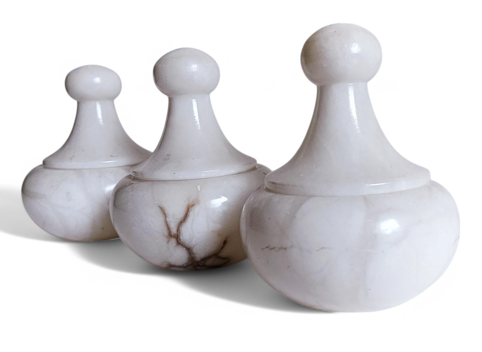 Set aus drei Urnen aus weißem Alabaster mit Deckel im Art déco-Stil, handgefertigt in Spanien, 1930er Jahre im Angebot 1