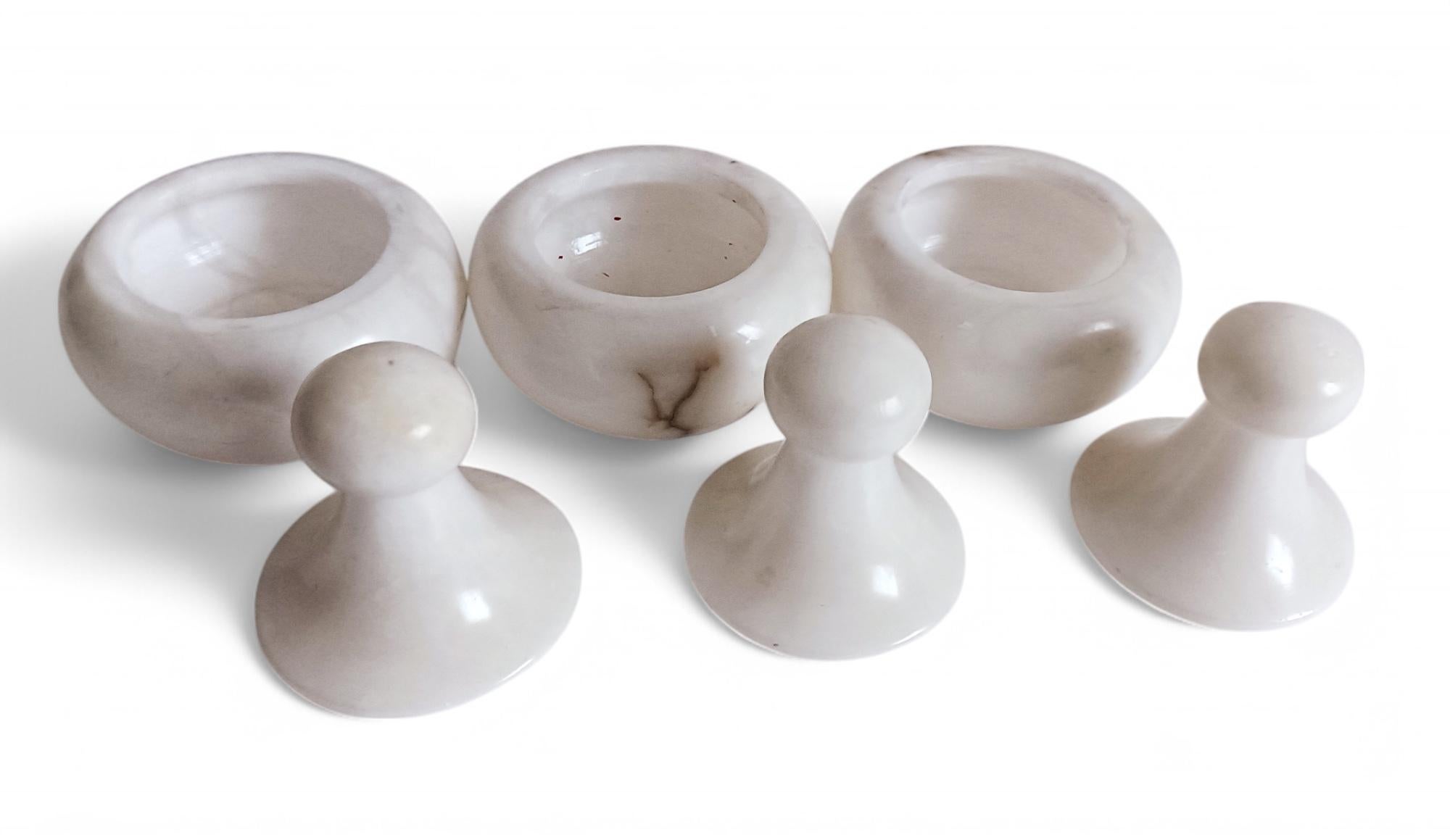 Set aus drei Urnen aus weißem Alabaster mit Deckel im Art déco-Stil, handgefertigt in Spanien, 1930er Jahre im Angebot 2