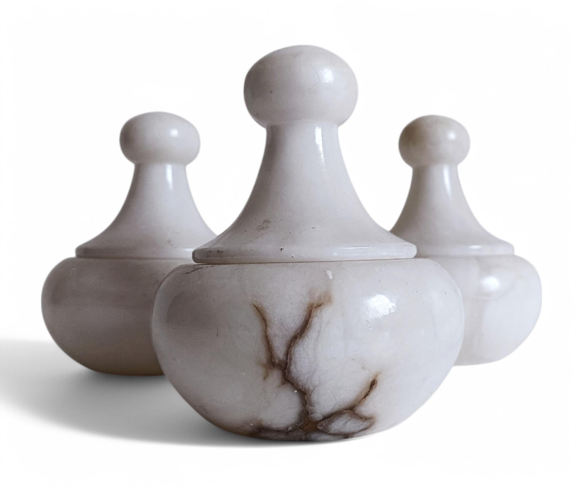 Set aus drei Urnen aus weißem Alabaster mit Deckel im Art déco-Stil, handgefertigt in Spanien, 1930er Jahre im Angebot 3