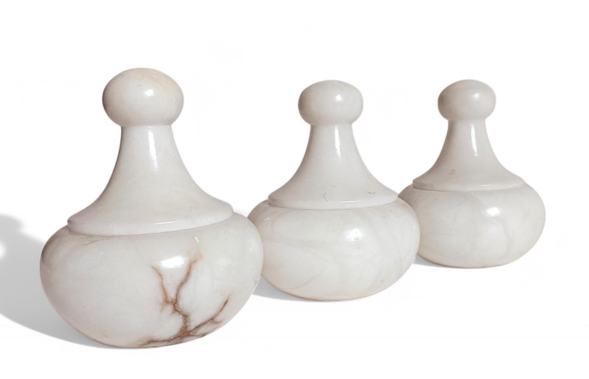 Set aus drei Urnen aus weißem Alabaster mit Deckel im Art déco-Stil, handgefertigt in Spanien, 1930er Jahre im Angebot 4