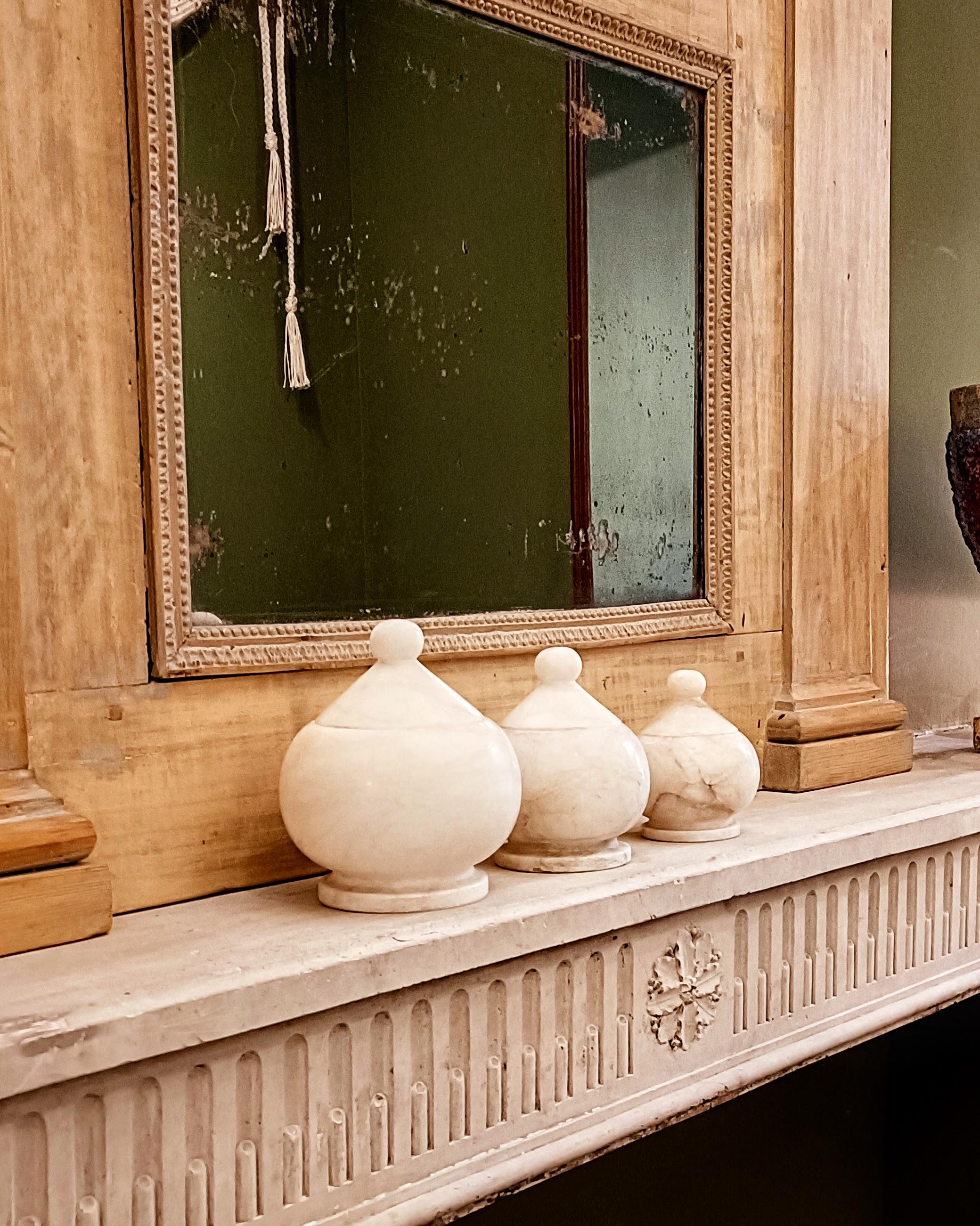 A set of three gorgeous Art Deco alabaster urns, hand-carved in Spain circa the 1930s.

In beautiful condition. Three different sizes. 

Dimesinons:

Larger: height 17cm (6.70in), diameter 15cm (5.90)
Medium: h. 14cm (5.51in), d. 12cm