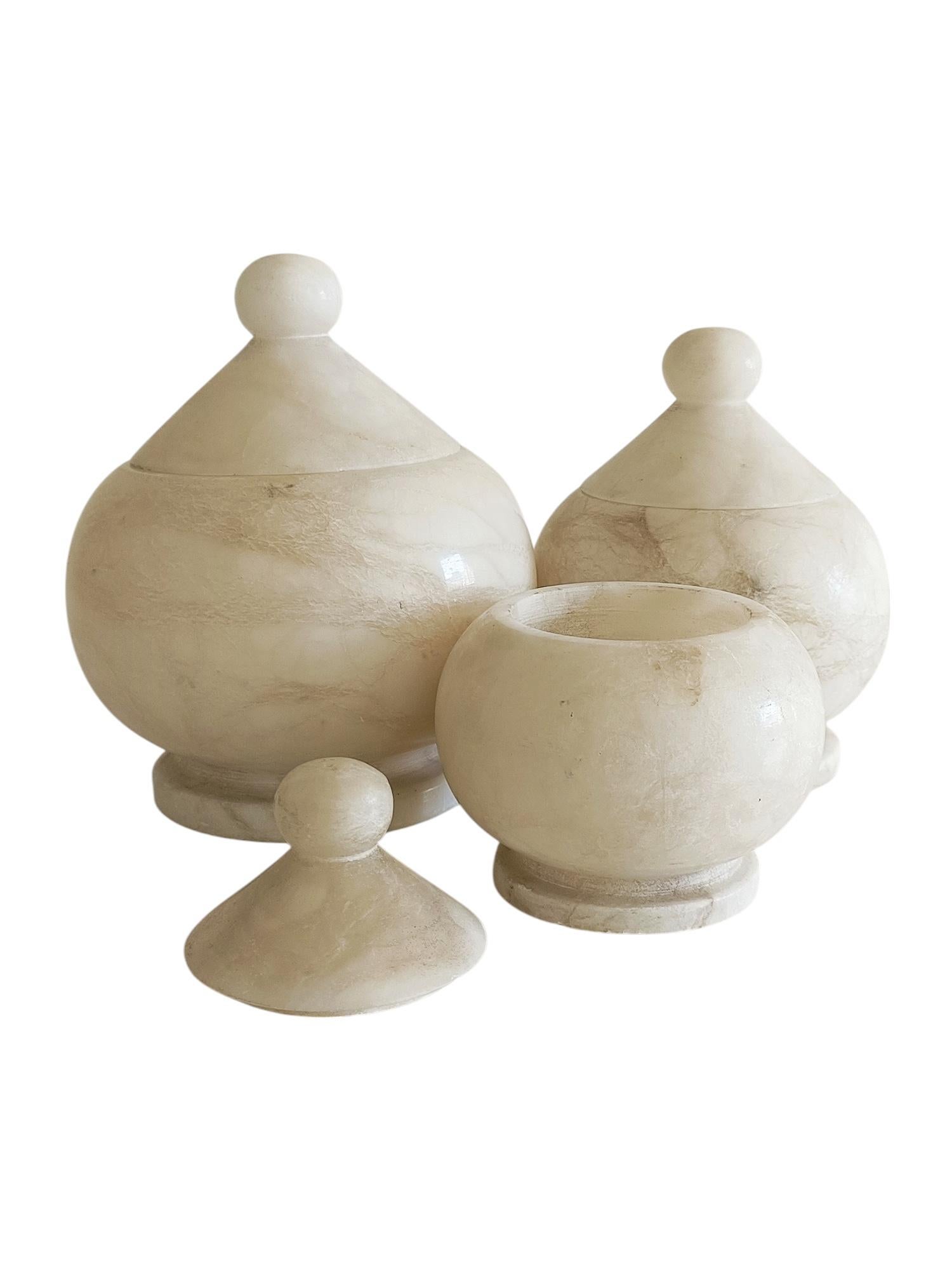 Art Deco Alabaster Set of Three Urns, Handmade in Spain ci. the 1930s In Good Condition In Valencia, VC