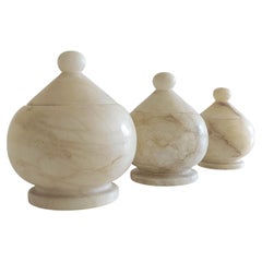 Set di tre urne in alabastro Art Déco, realizzate a mano in Spagna negli anni '30.