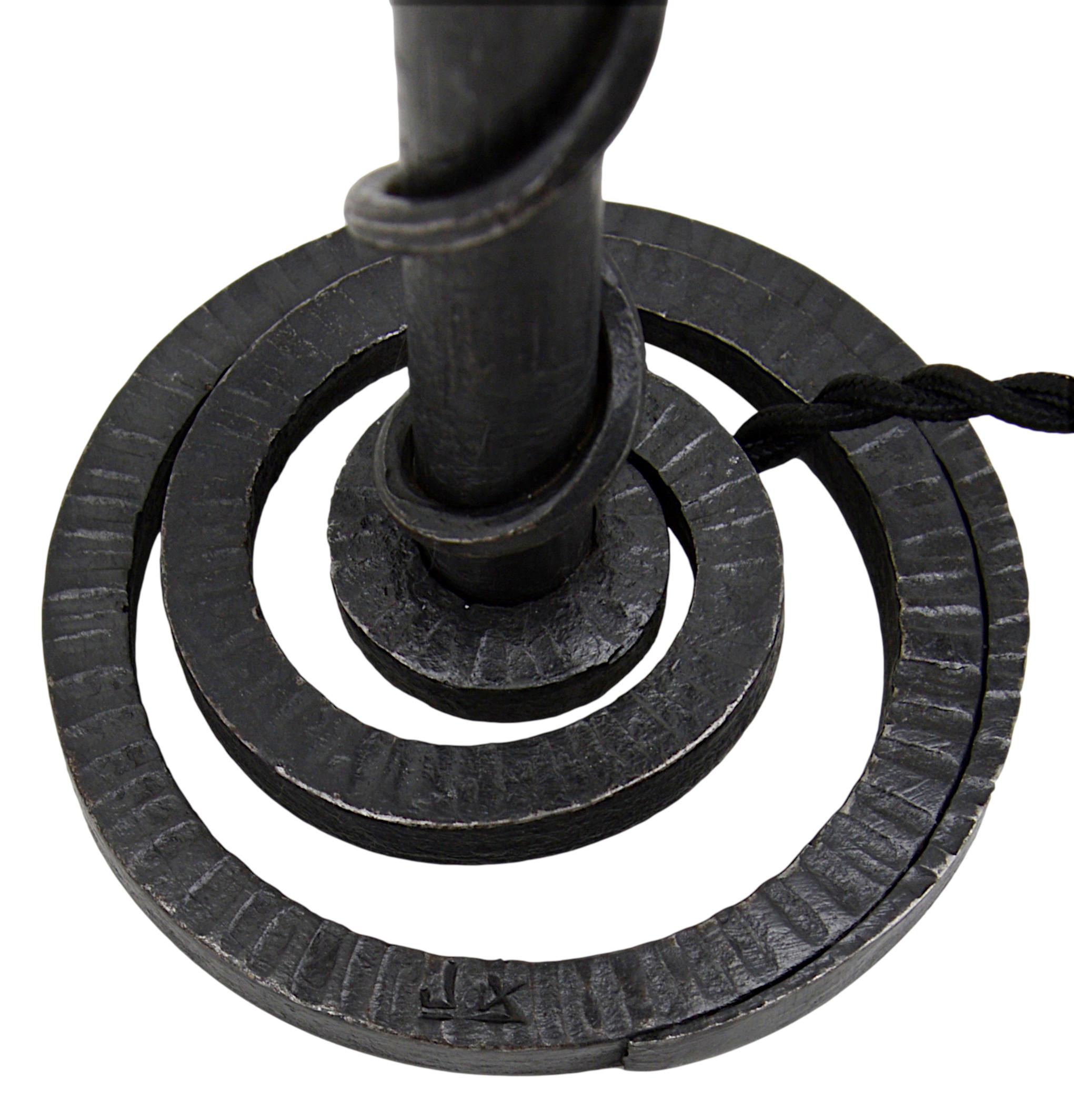 Fer forgé Lampe de table Art déco française en albâtre et fer forgé serpent, 1920 en vente