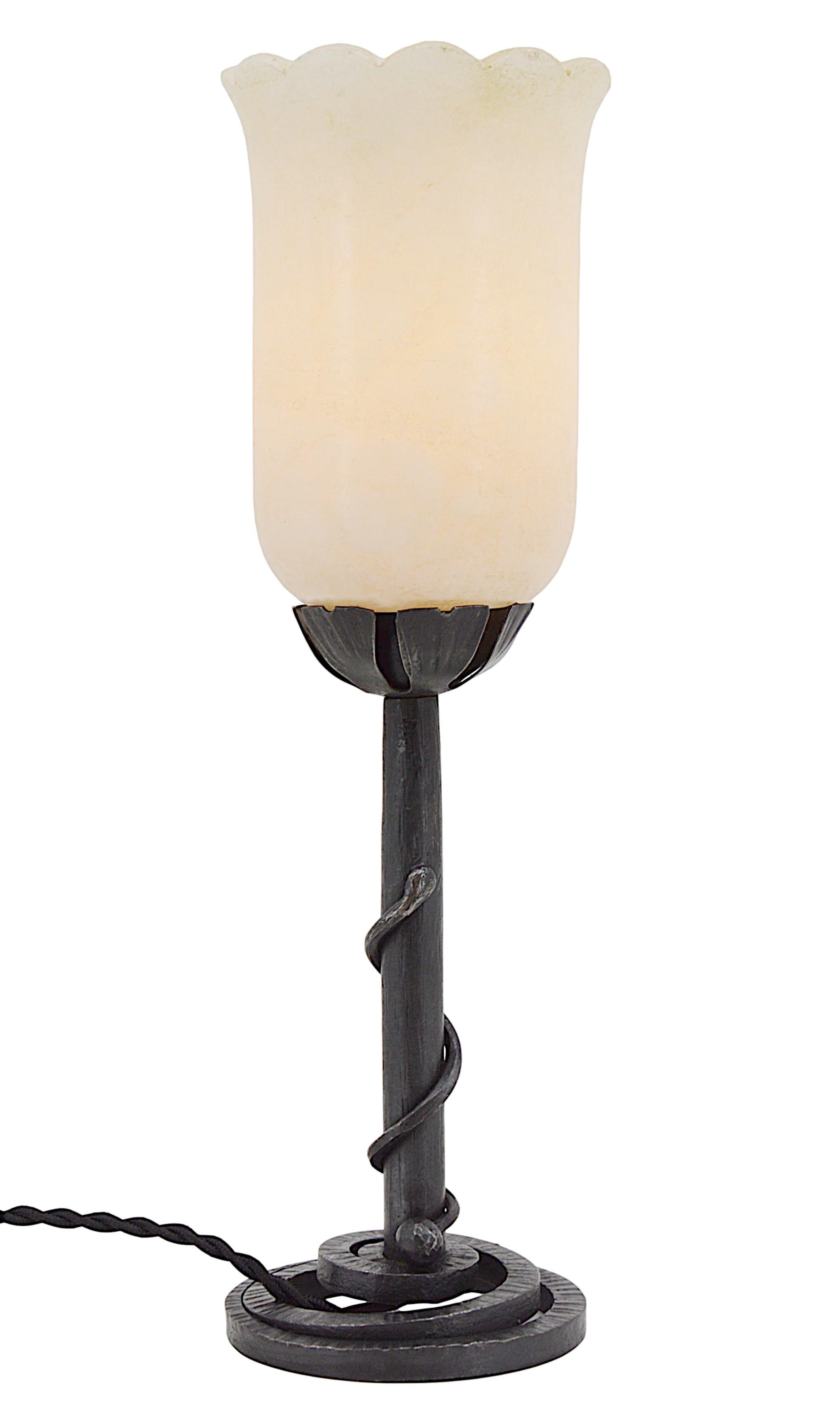 Lampe de table Art déco française en albâtre et fer forgé serpent, 1920 en vente 1