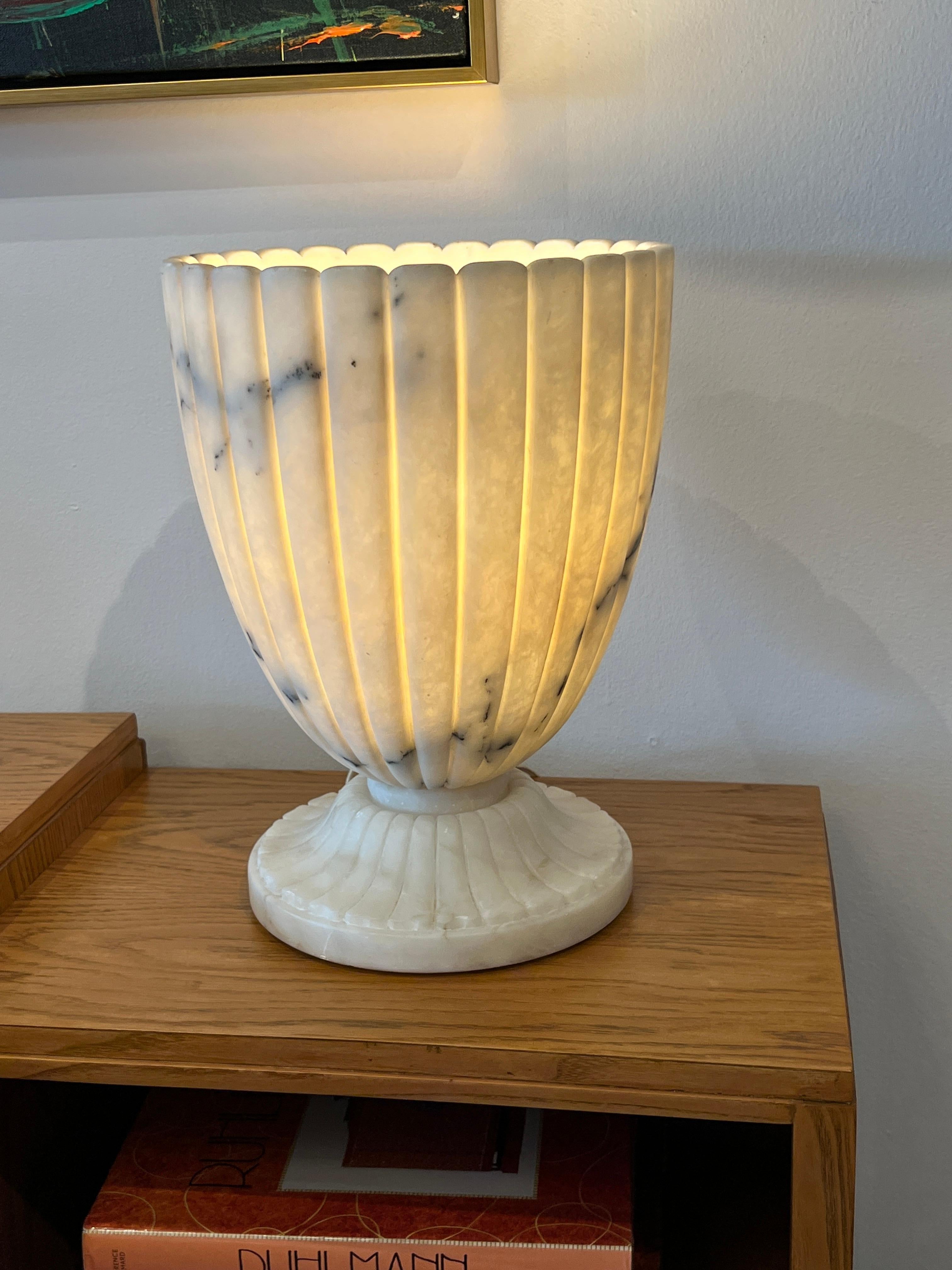 Lampe de table en albâtre de style Art Déco et au design festonné.
Fabriqué en France.
Circa : 1940.