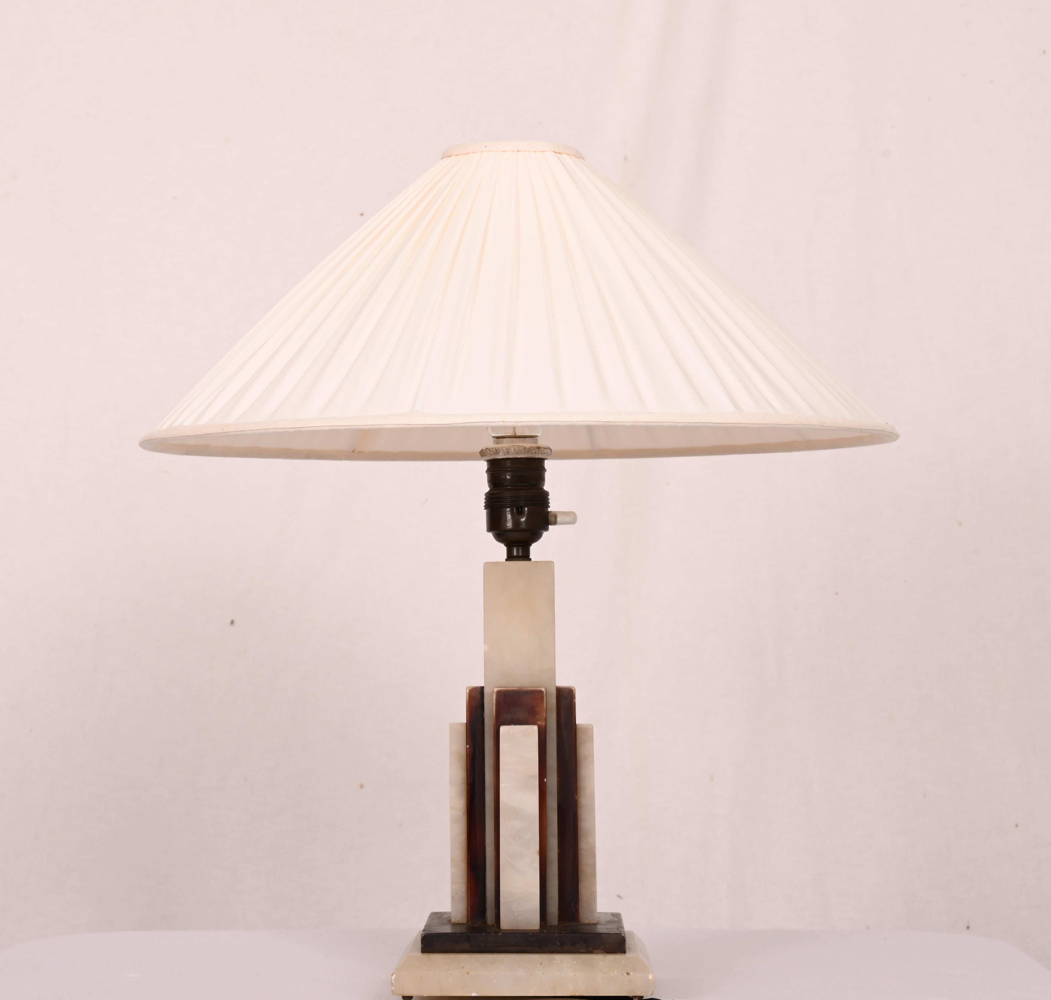 Autrichien Lampe de table Art Déco en albâtre en vente