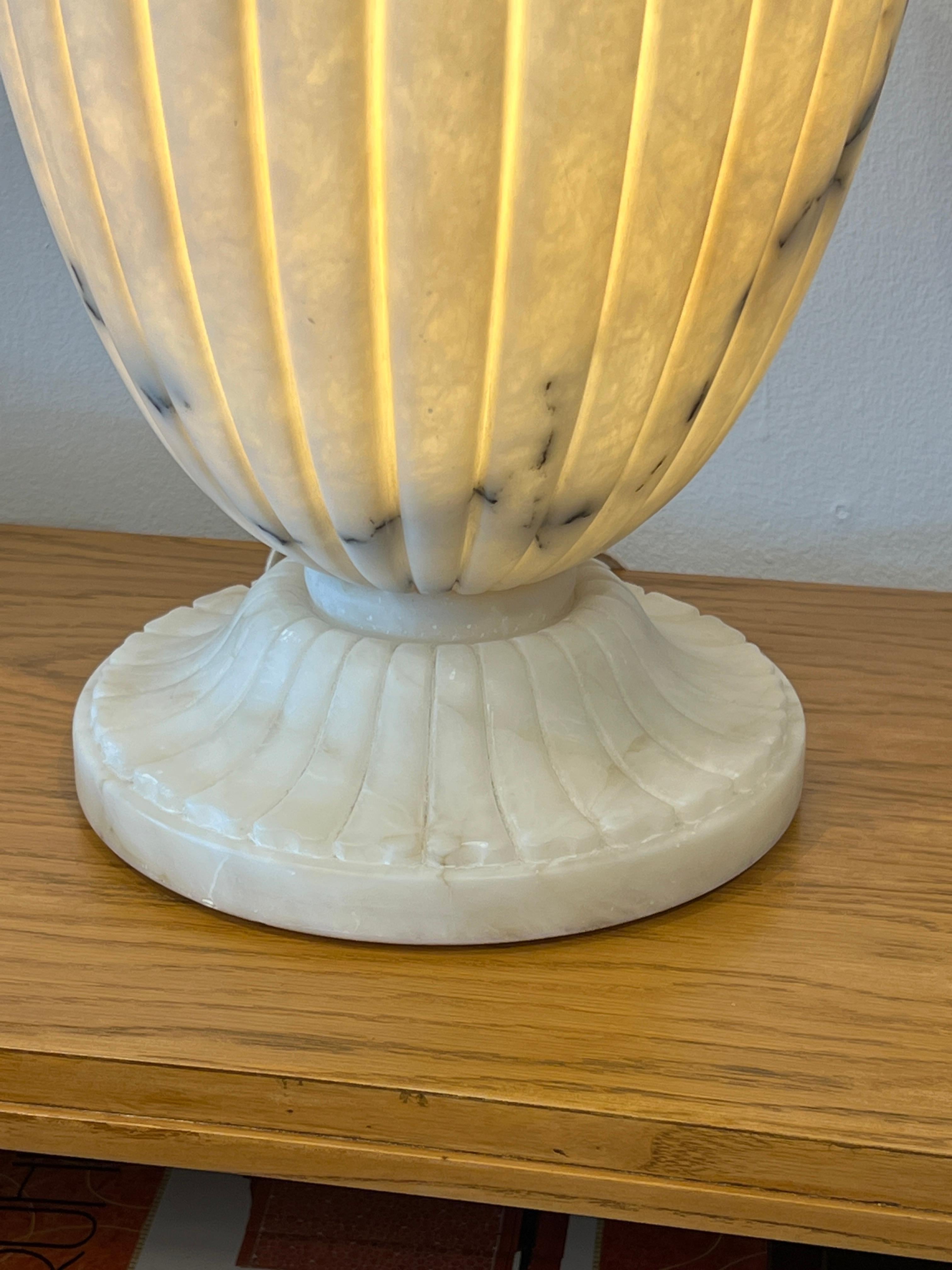 Français Lampe de table en albâtre Art Déco en vente