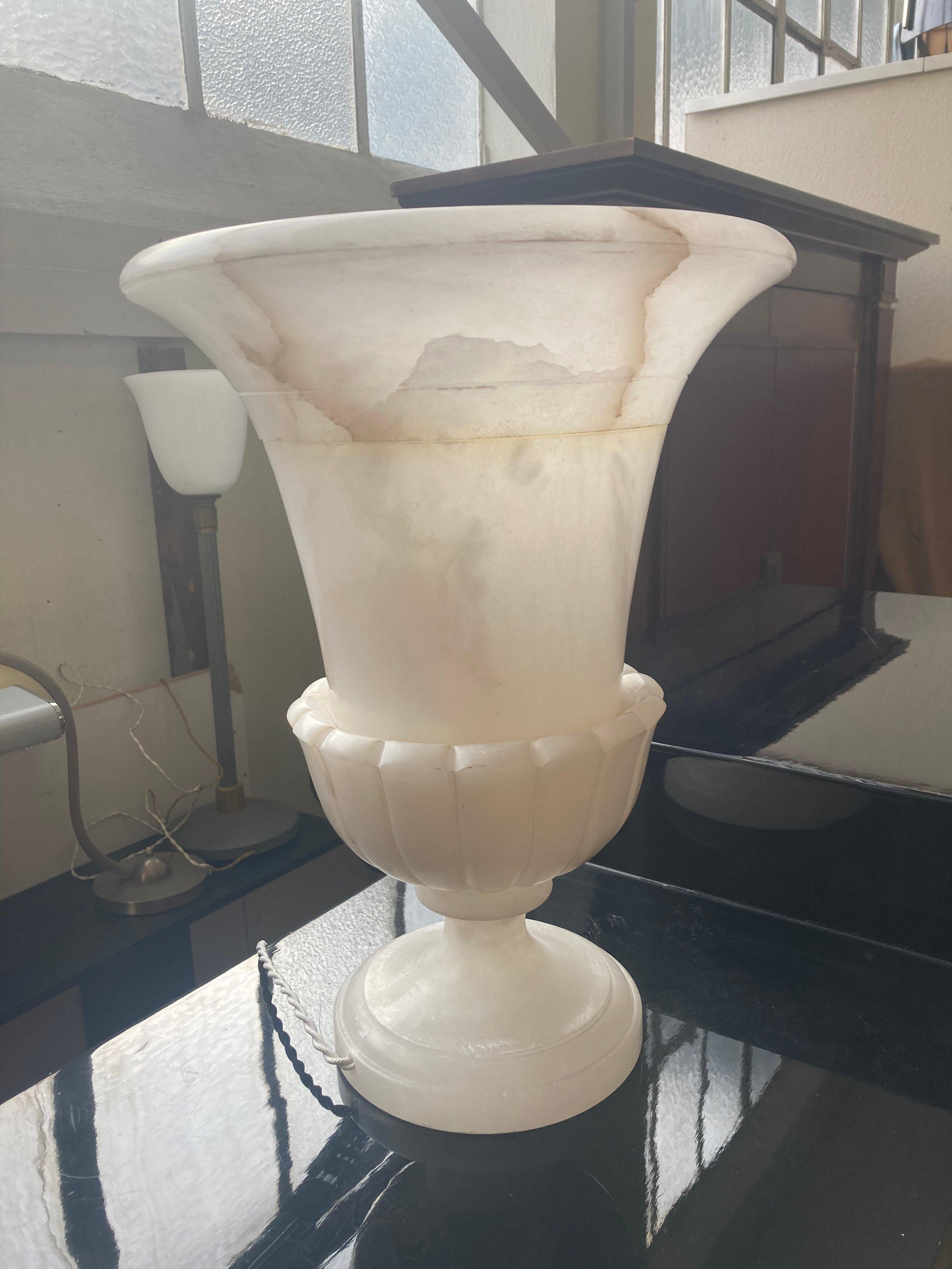 Art Déco Alabaster table lamp. France 1940s. In Good Condition For Sale In Köln, NW