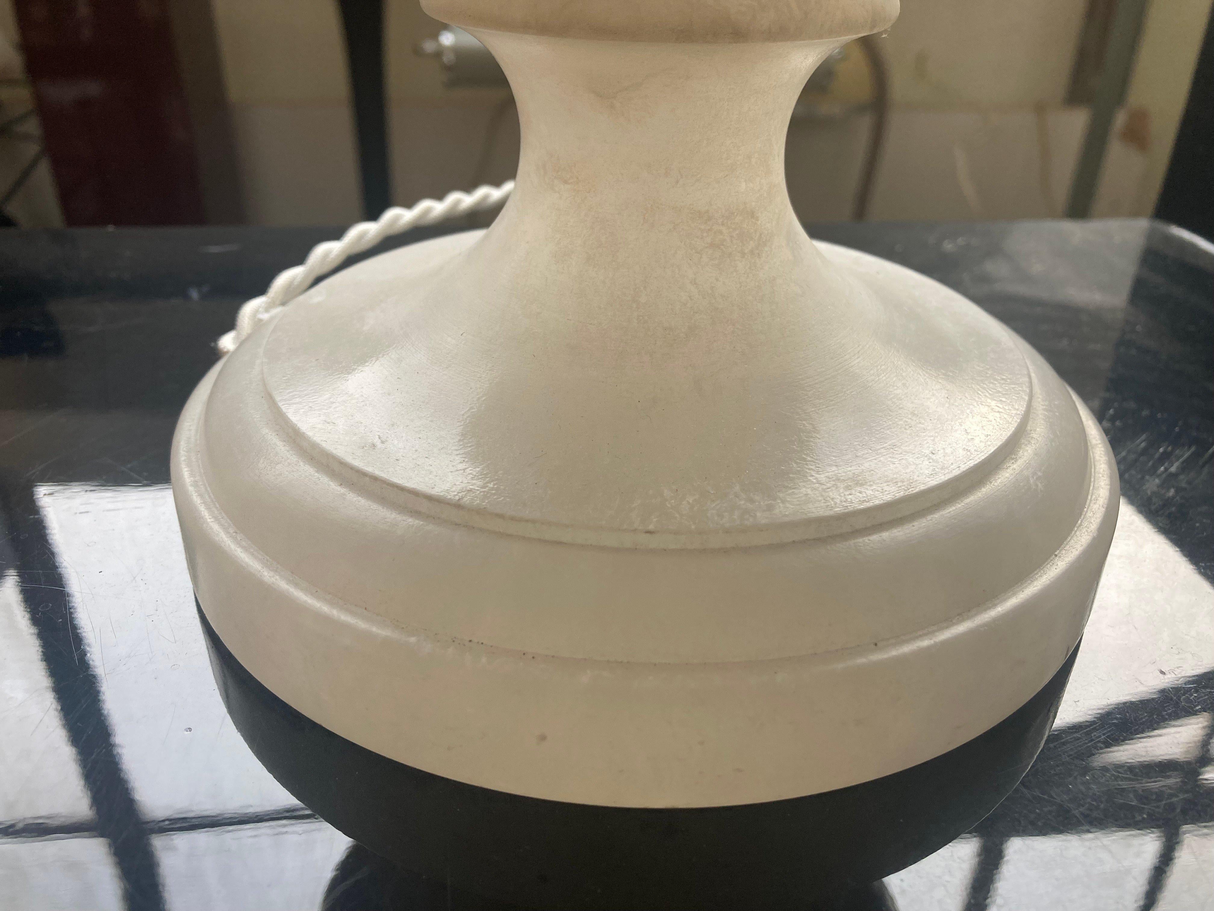 Milieu du XXe siècle Lampe de table Art Déco en albâtre. France années 1940. en vente