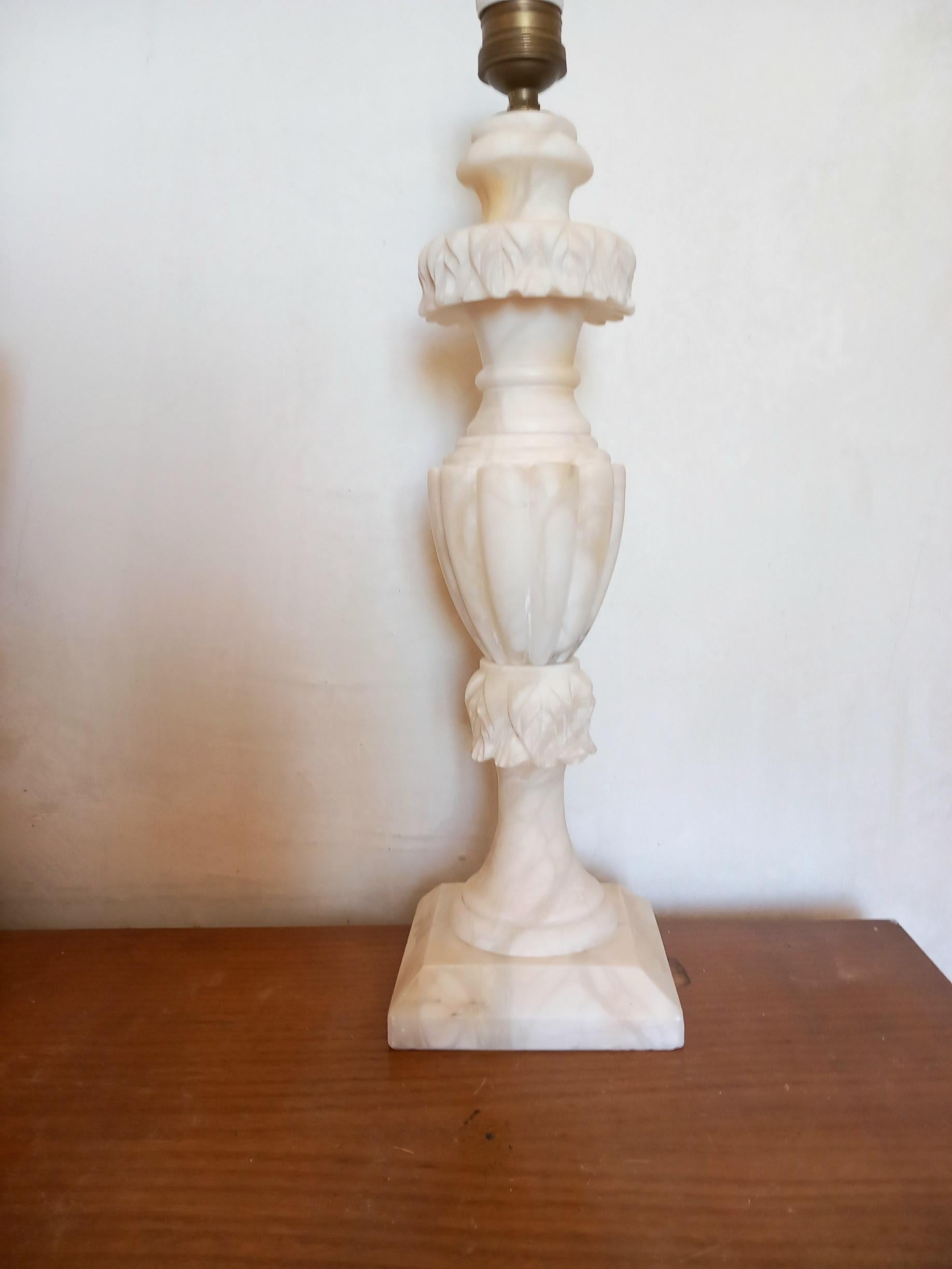 Art-Déco-Tischlampe aus Alabaster, weiße Farbe im Zustand „Hervorragend“ im Angebot in Mombuey, Zamora