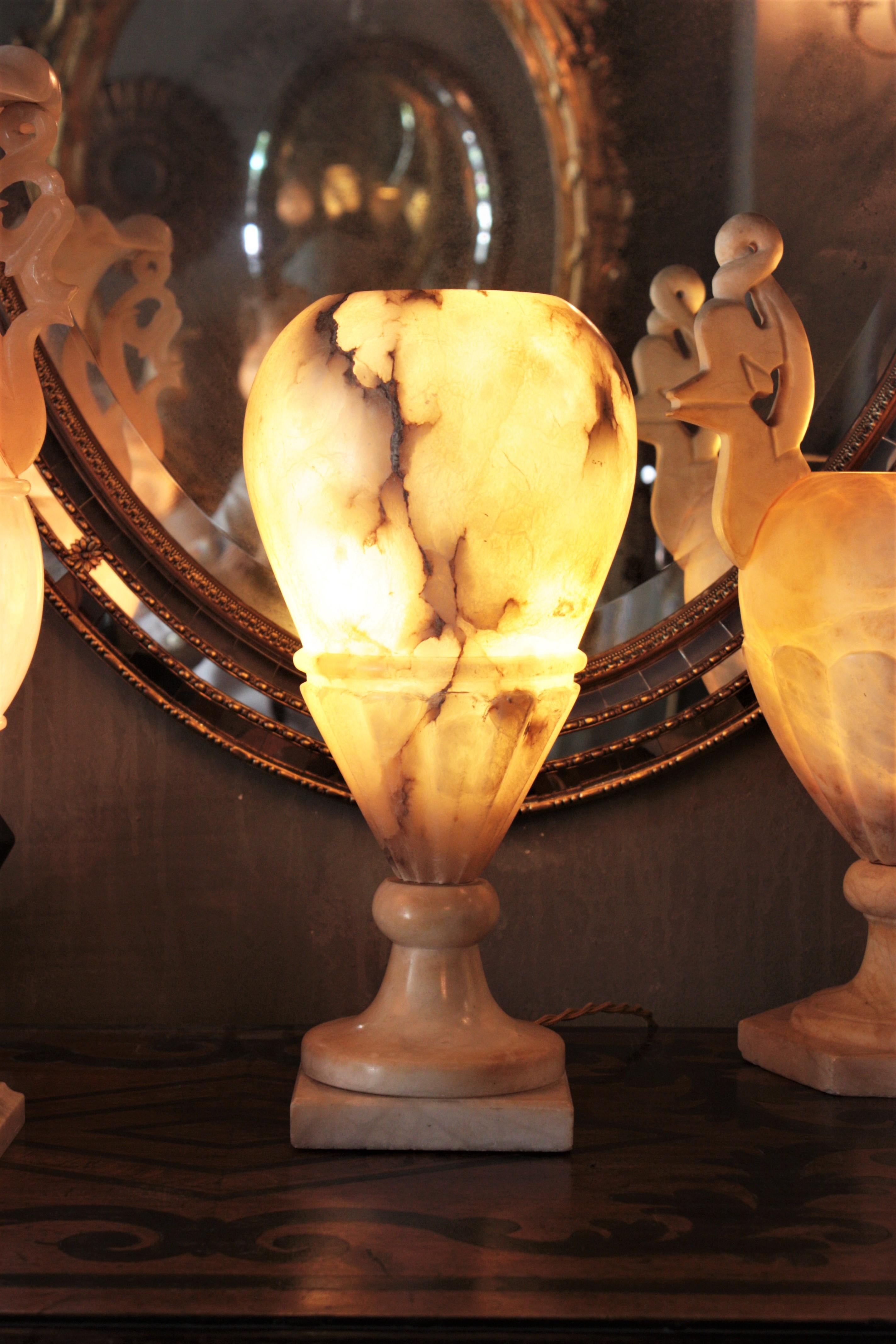 Lampe urne en albâtre Art Déco