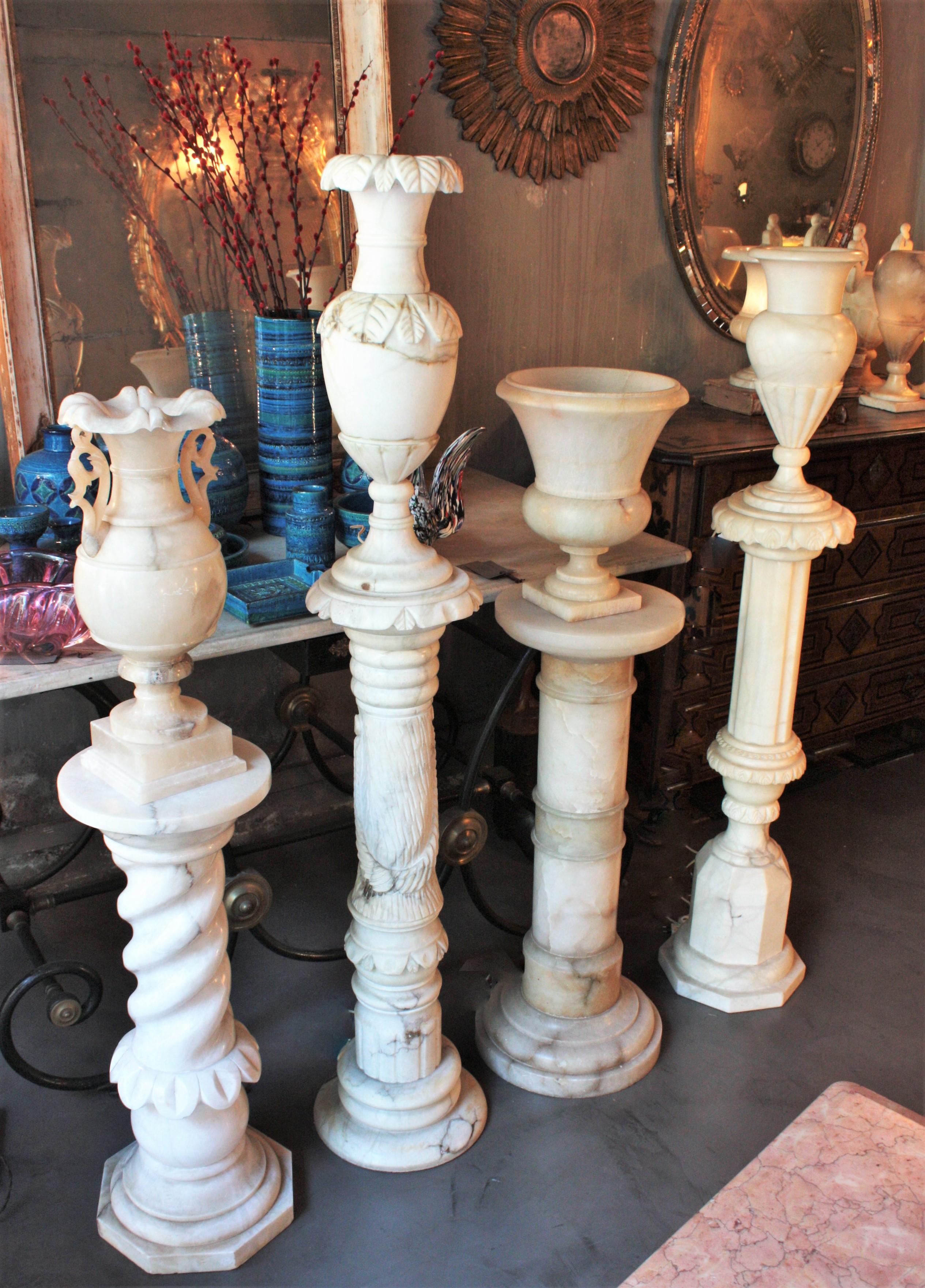 Art déco Lampadaire Art Déco à colonne en forme d'urne en albâtre en vente