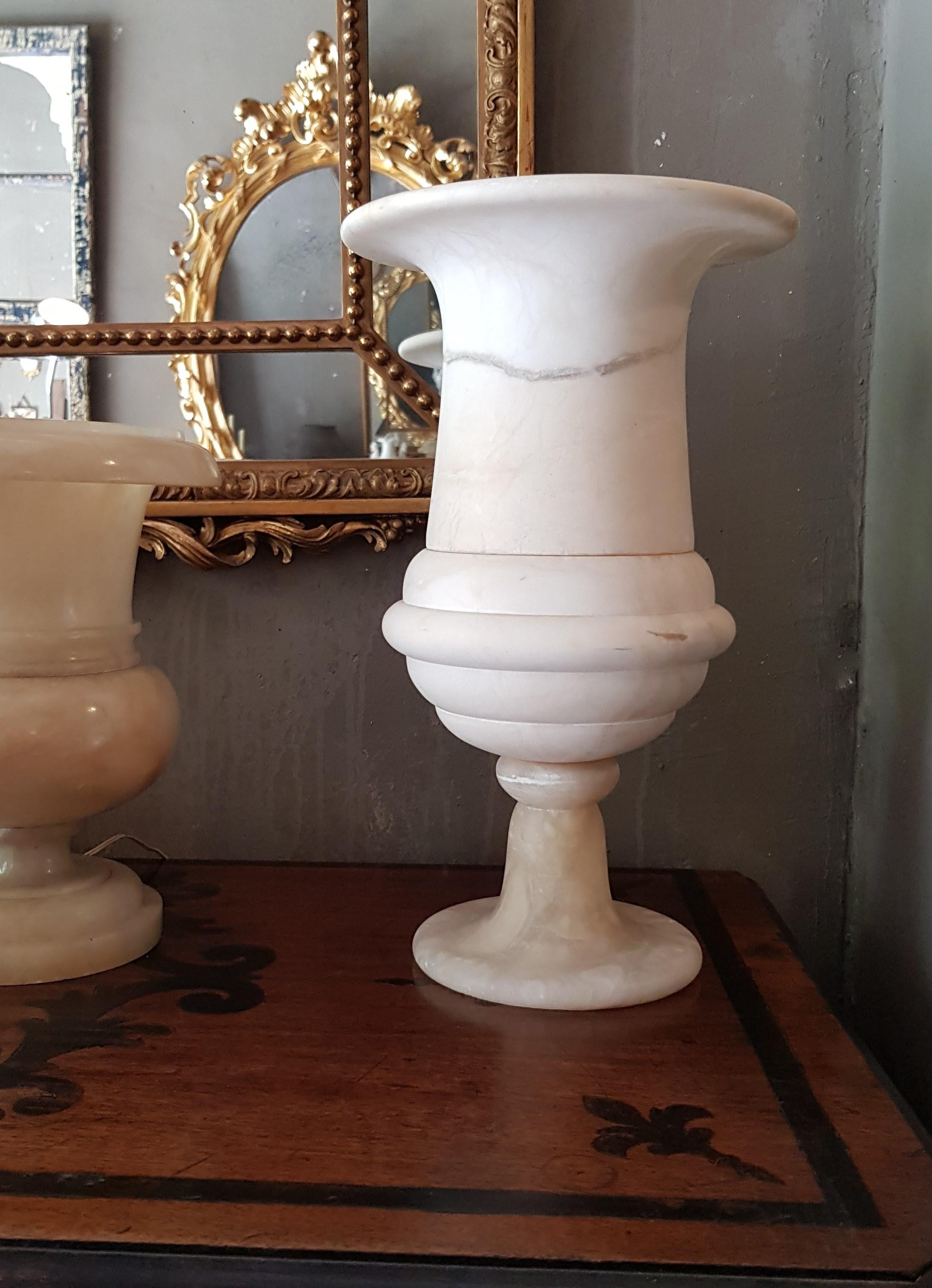 Sculptural alabaster Art Deco period urn table lamp with neoclassical design, Spain, 1930s.
This elegant carved alabaster neoclassical 'uplighter' urn lamp will be a nice addition placed in a console table or side table.
It provides a charming