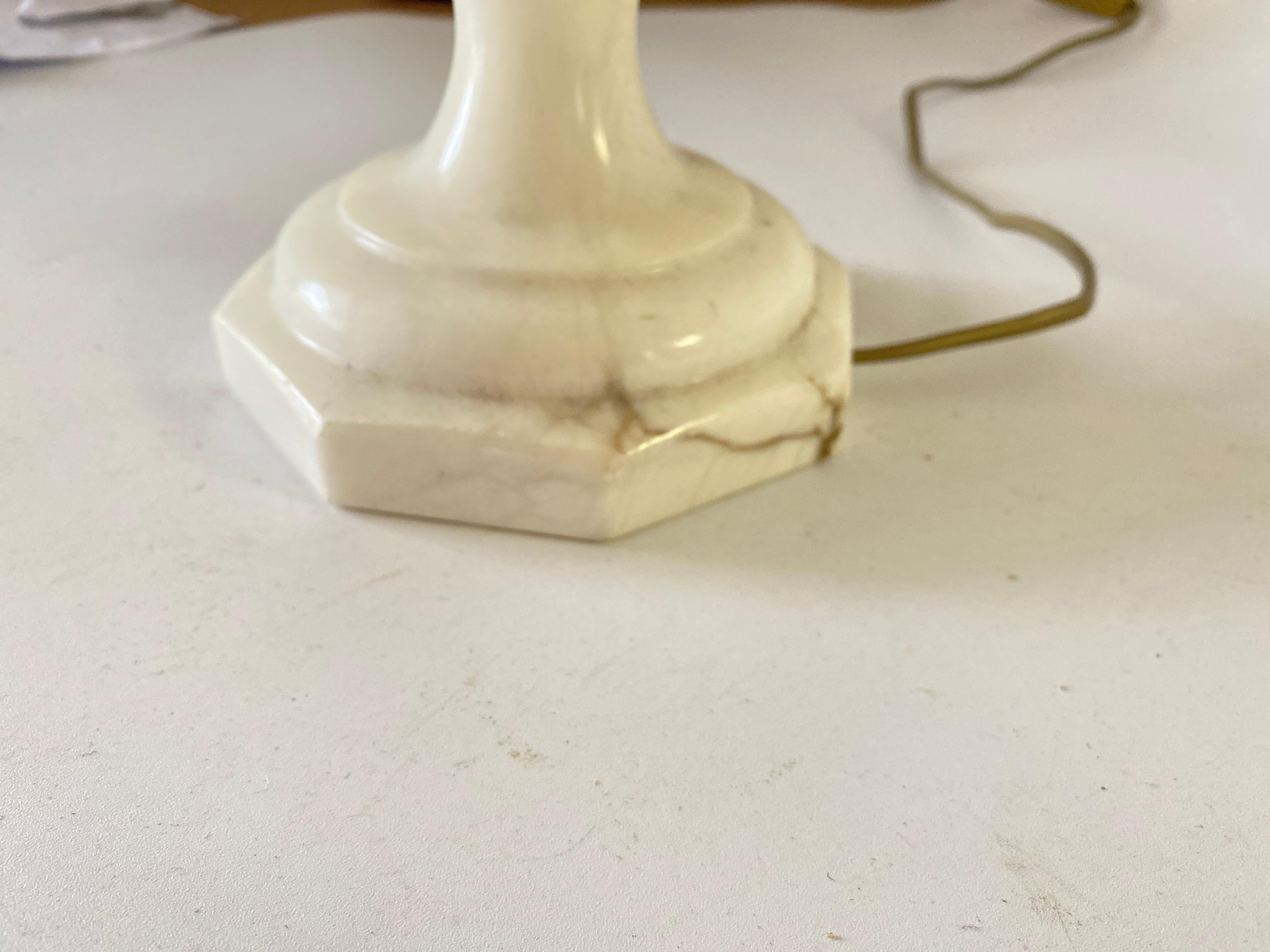 Lampe de bureau en forme d'urne en albâtre Art déco, couleur blanche, France, vers 1940 en vente 3