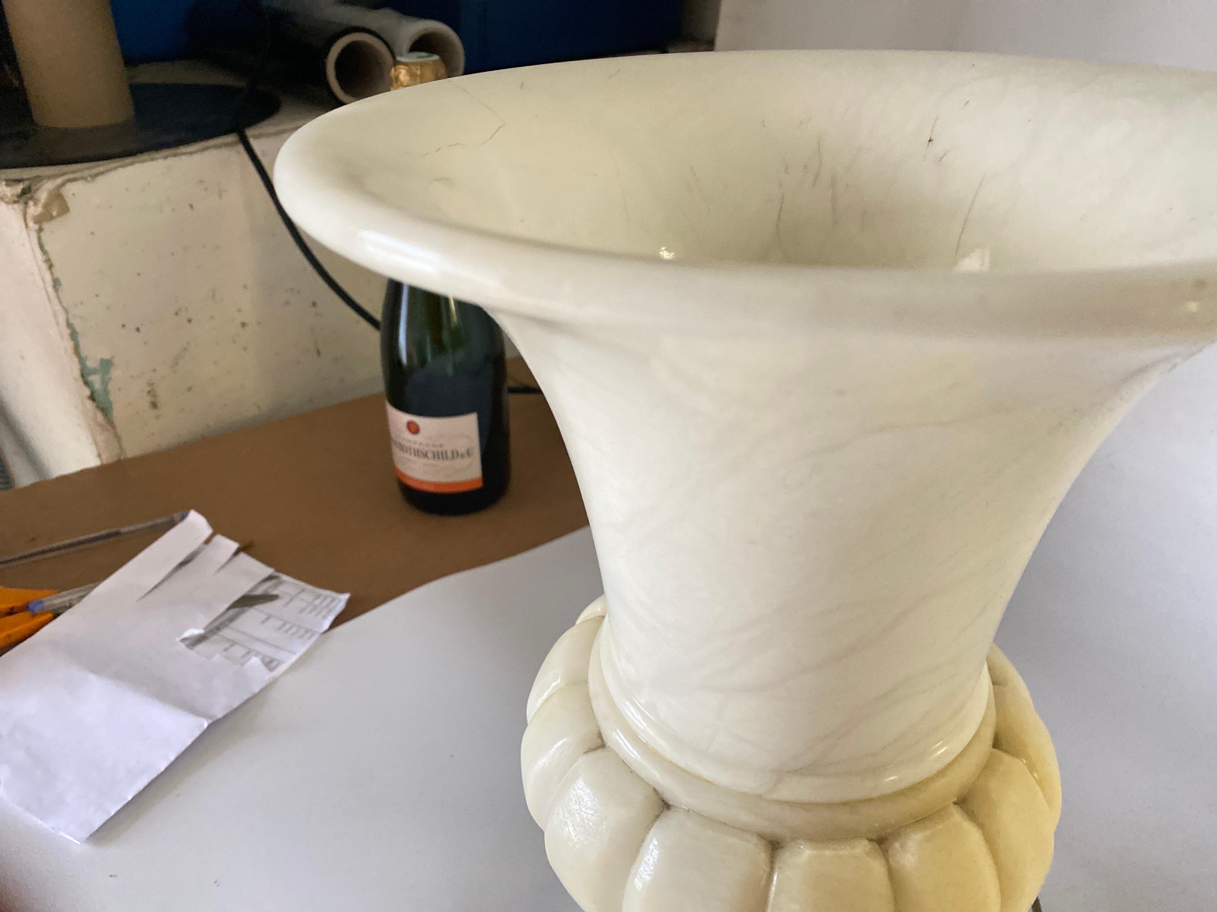 Art Deco Alabaster Urn Uplighter Table Lamp, White Color, France, circa 1940 In Good Condition For Sale In Auribeau sur Siagne, FR