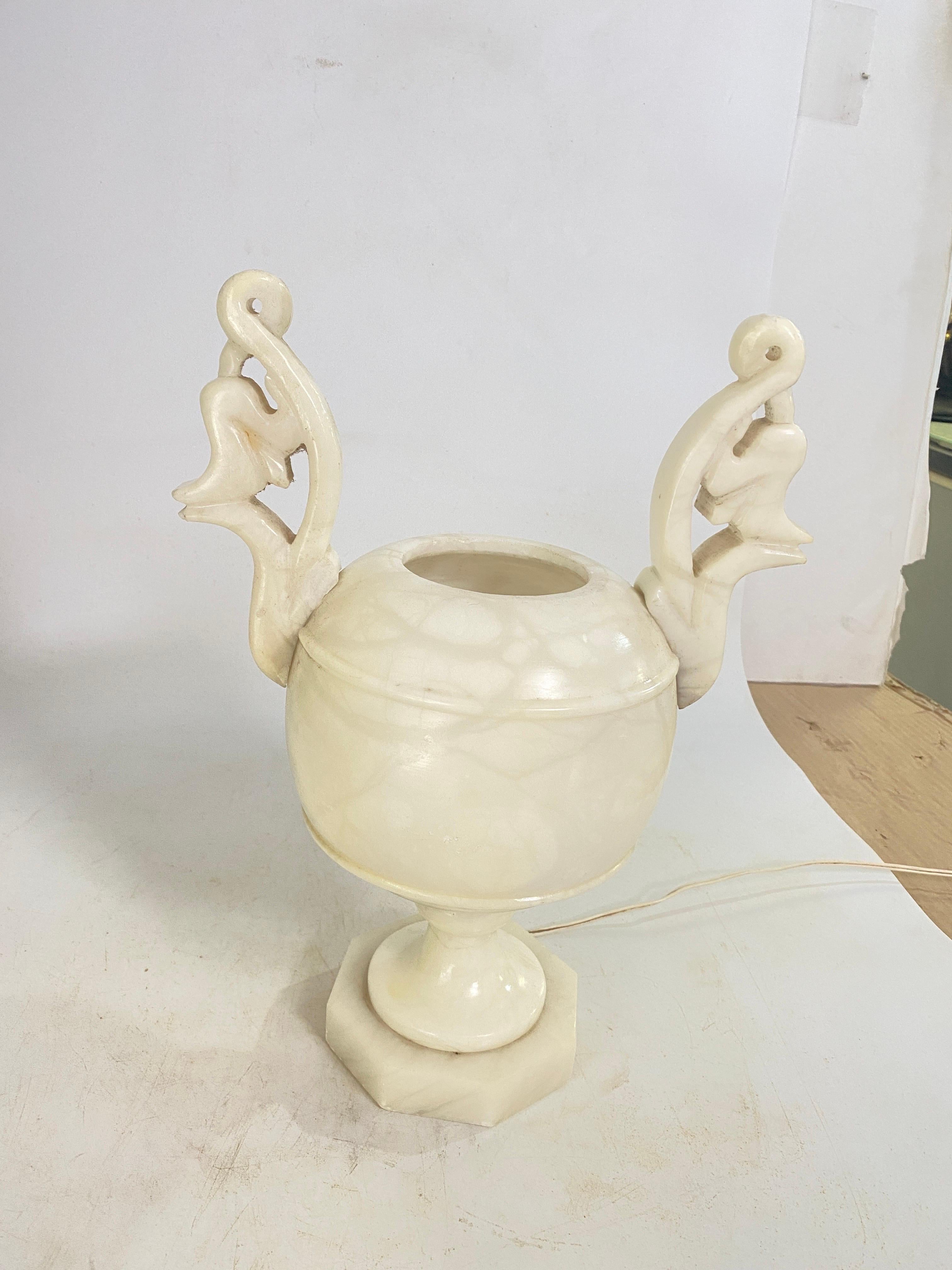 Lampe à poser Art déco en albâtre avec urne, couleur blanche France, circa 1960 en vente 8