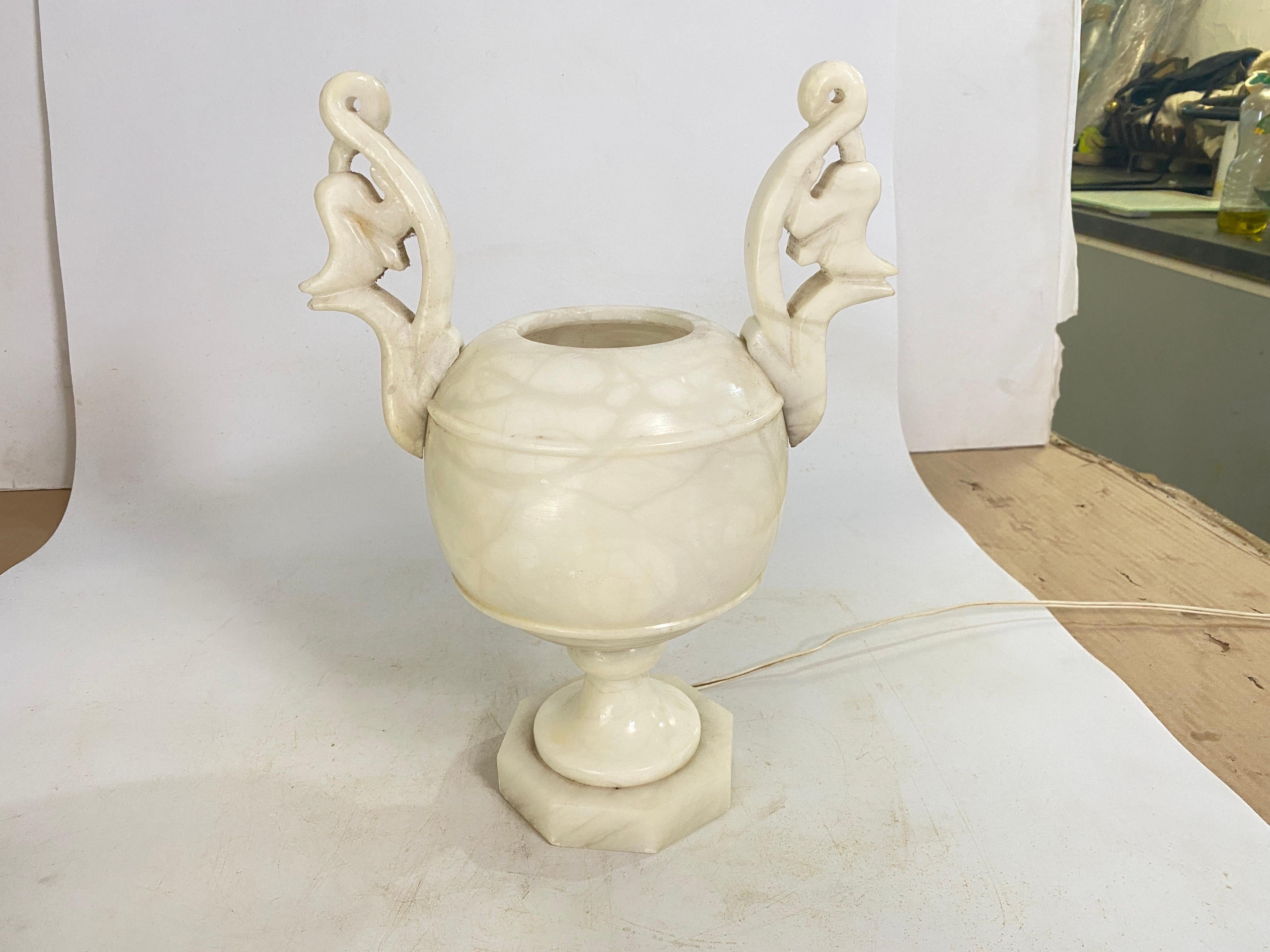 Lampe à poser Art déco en albâtre avec urne, couleur blanche France, circa 1960 en vente 9