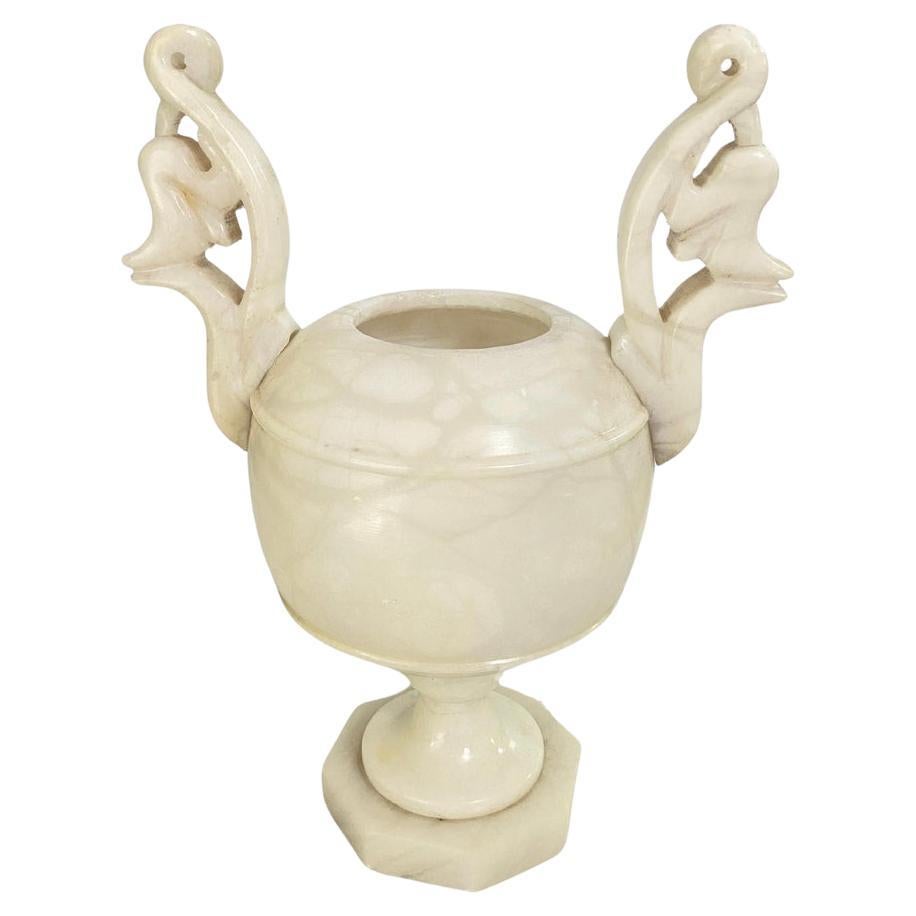Lampe à poser Art déco en albâtre avec urne, couleur blanche France, circa 1960 en vente