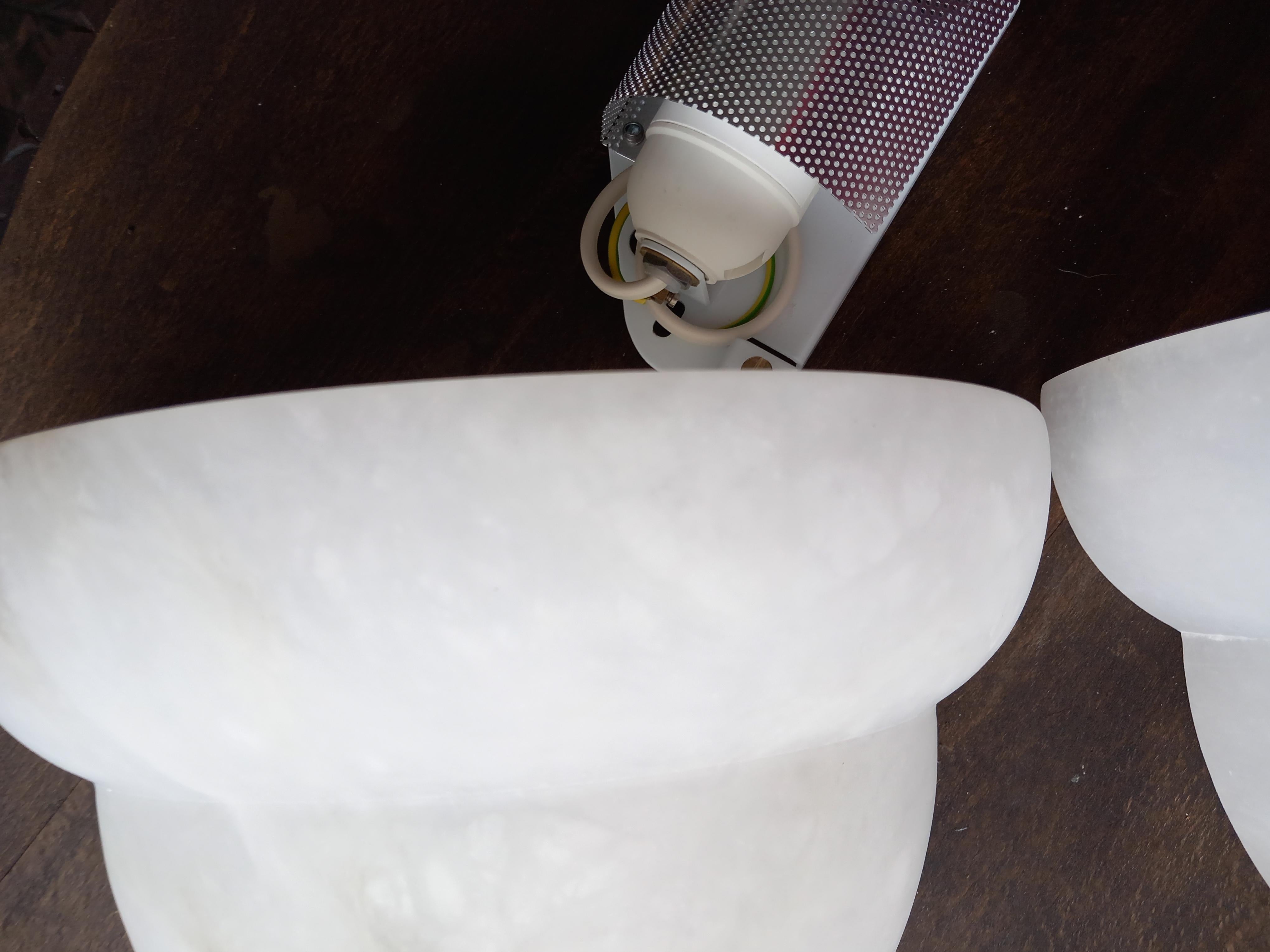 White natural alabaster sconces
It is a very special piece, the white is very pure 
It is in excellent condition, like new. It comes from a warehouse, never used.
New wiring. It is embedded in the piece that holds the wall light, that piece has