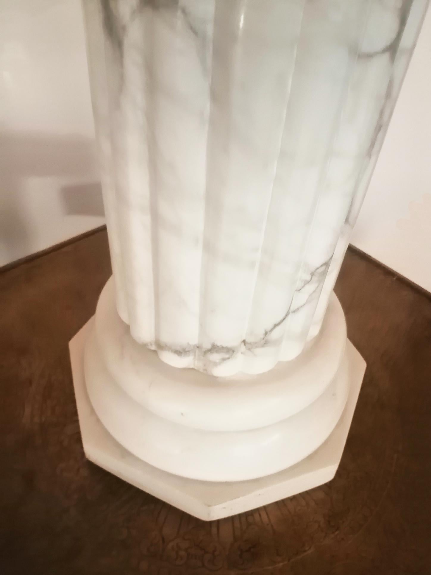  The Pedestal beleuchtet  Alabastermarmor Weiß Griechische Kolonnenform, Italien im Angebot 12