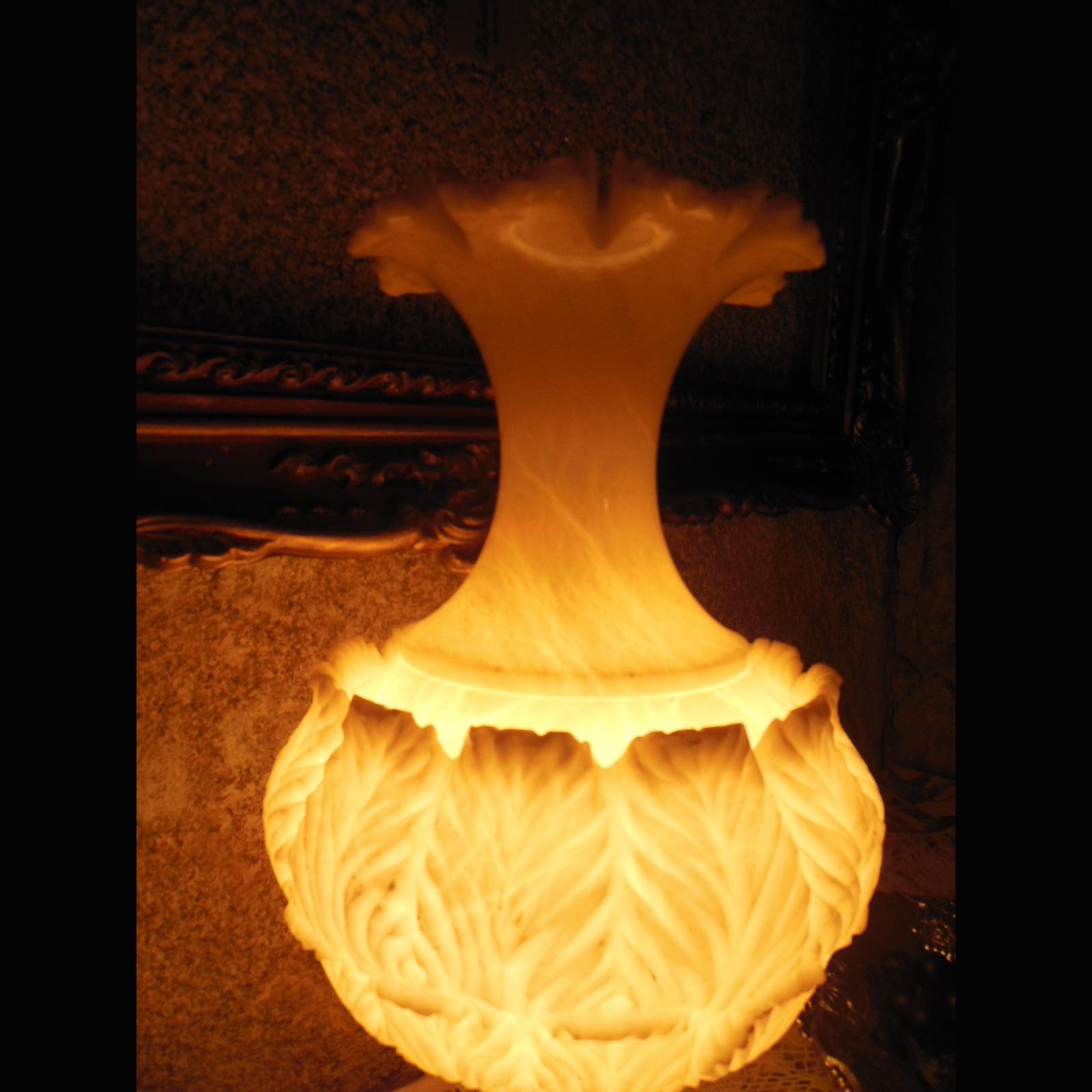 Italian white alabaster carved table lamp with interior lighting
First half of the 20th century, Italy.

This alabaster lamp carved in the shape of a vase with acanthus leaves has an elegant classical vase shape. 

Due to its sculptural shape and
