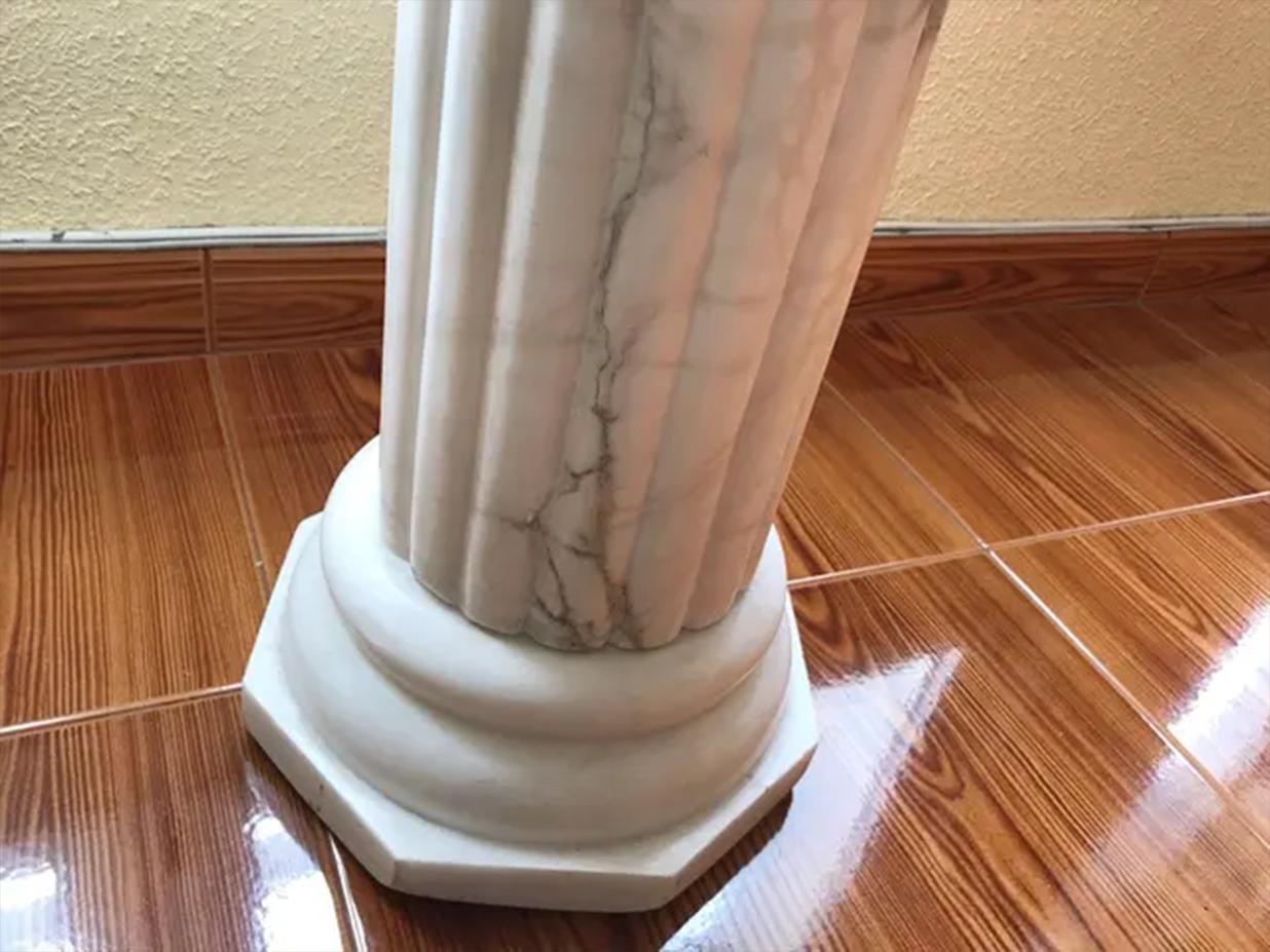  The Pedestal beleuchtet  Alabastermarmor Weiß Griechische Kolonnenform, Italien (20. Jahrhundert) im Angebot