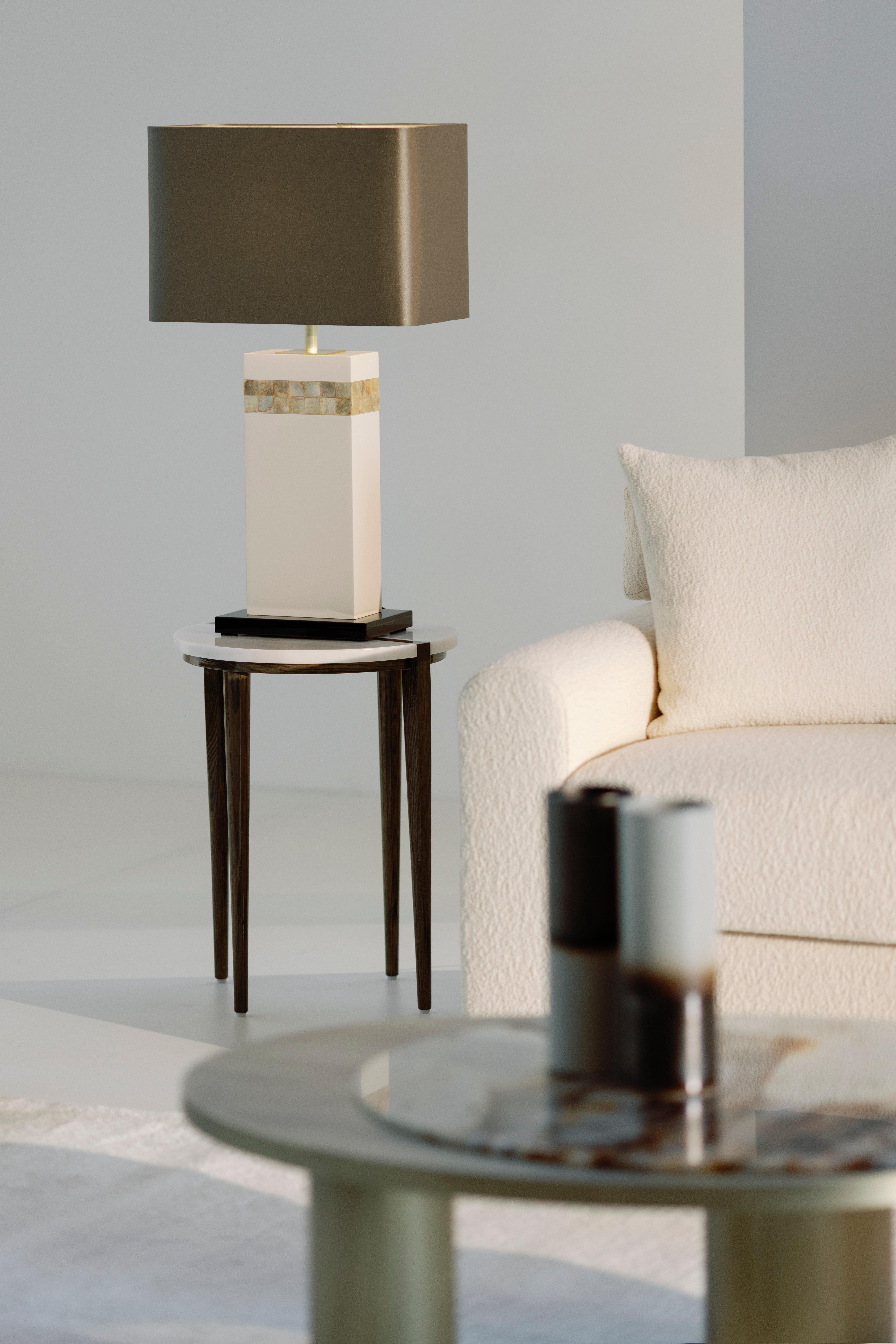 Table d'appoint Alaíde, fabriquée à la main au Portugal - Europe par Greenapple.

L'élégante et raffinée table d'appoint Eleg attire tous les regards dans l'intérieur où elle est placée. Le plateau en marbre Calacatta Bianco reposant parfaitement
