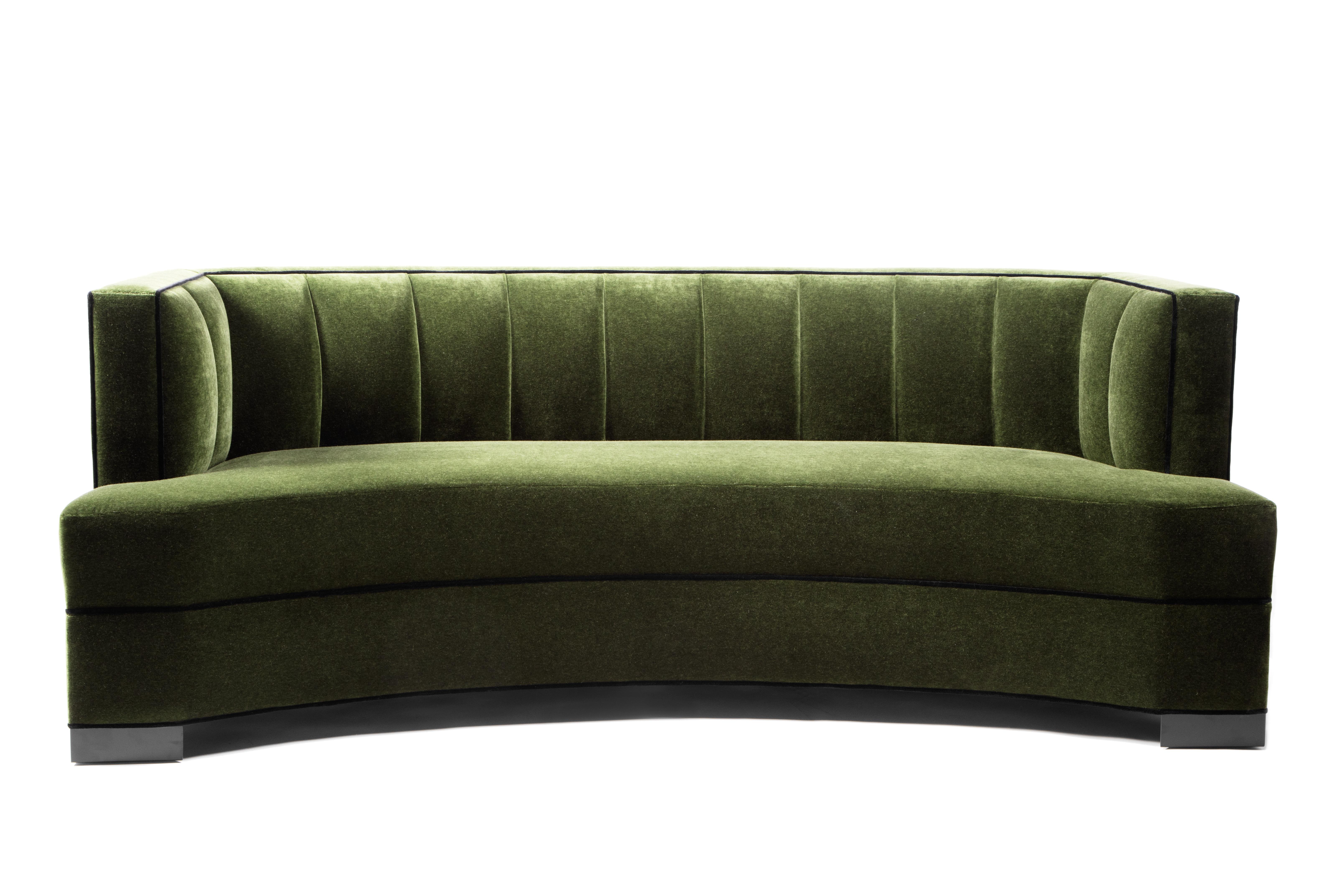 Art Deco Alessandra geschwungenes Sofa, handgefertigt von JAMES von Jimmy Delaurentis (amerikanisch) im Angebot
