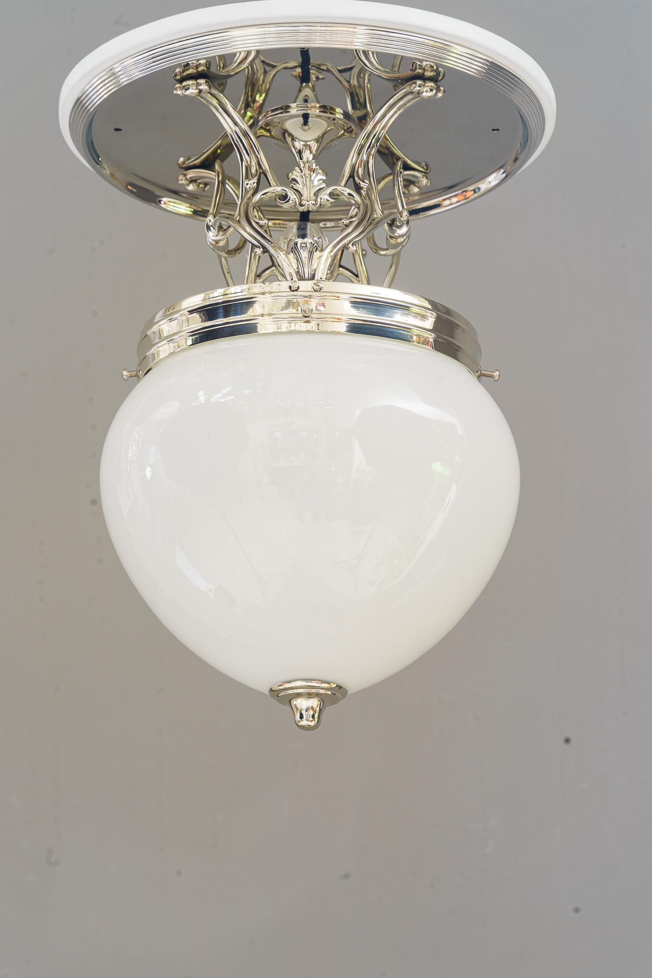 Alpaca Art Déco  Lampe de plafond viennoise des années 1920
Uniquement polie 
Abat-jour original en verre antique
L'exécution en alpaga est rare