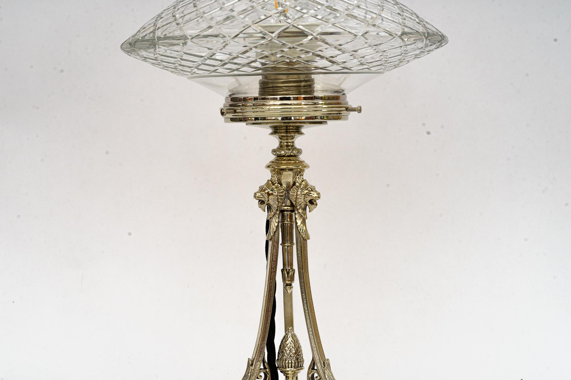 Lampe à poser Art Déco en alpaga avec abat-jour en verre taillé vienne vers 1920
Uniquement polie
Abat-jour en verre taillé d'origine.