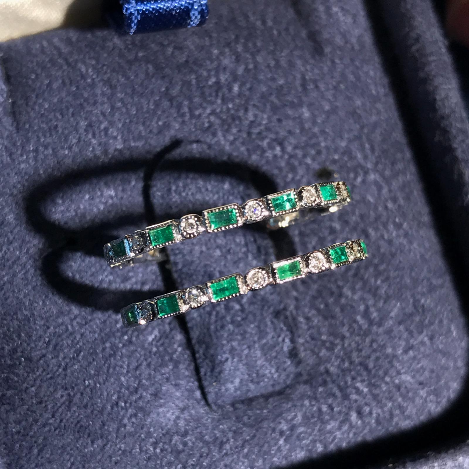 Art Deco Alternate Grüner Smaragd & Diamant Eternity Band 14K Weißgold Ring (Art déco) im Angebot