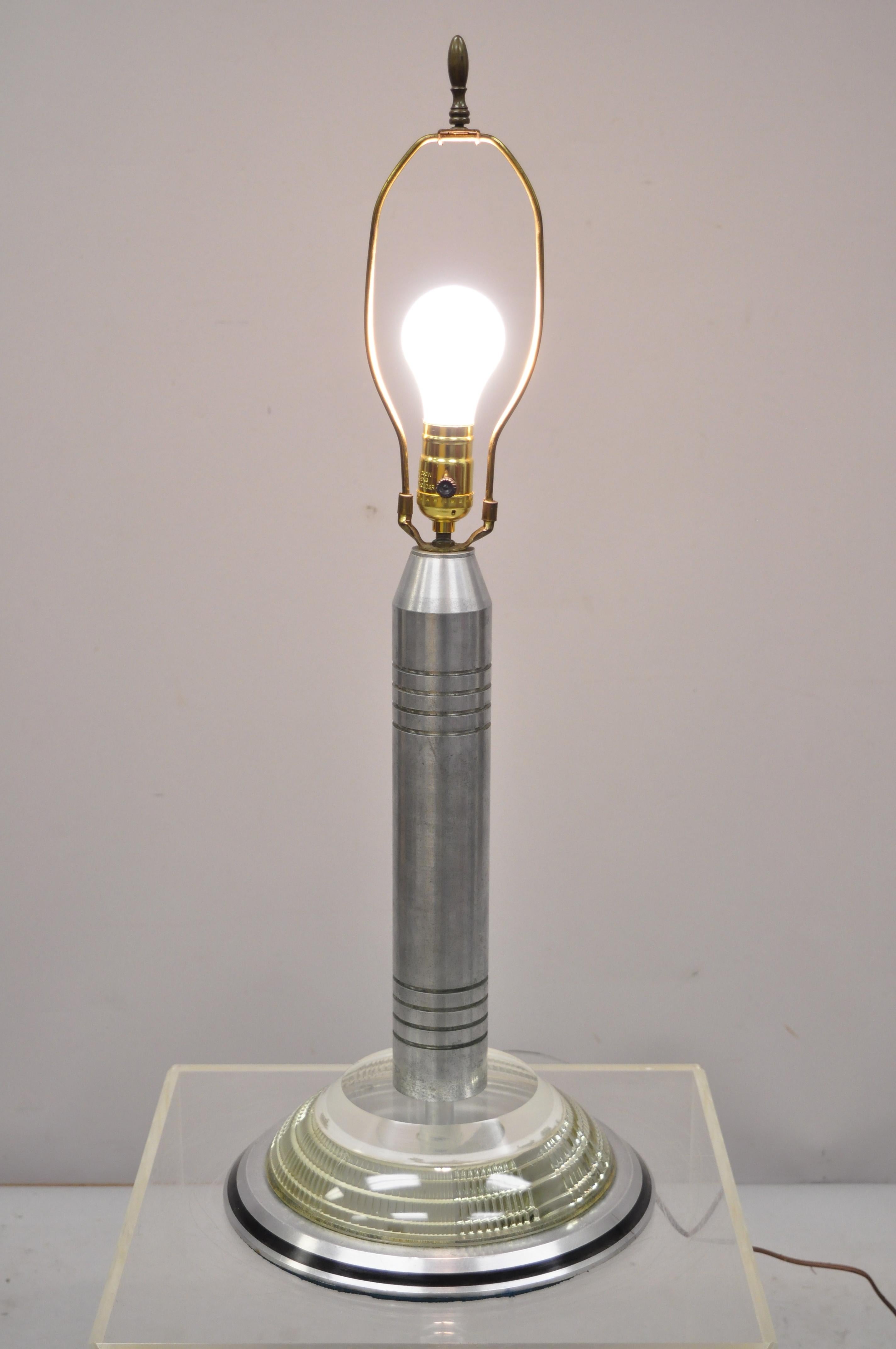Lampe de table Art Déco vintage en aluminium et acrylique de type gratte-ciel. Walter Von Nessen style Pattyn. Fabricant non confirmé. L'article comprend une base en acrylique, une colonne 