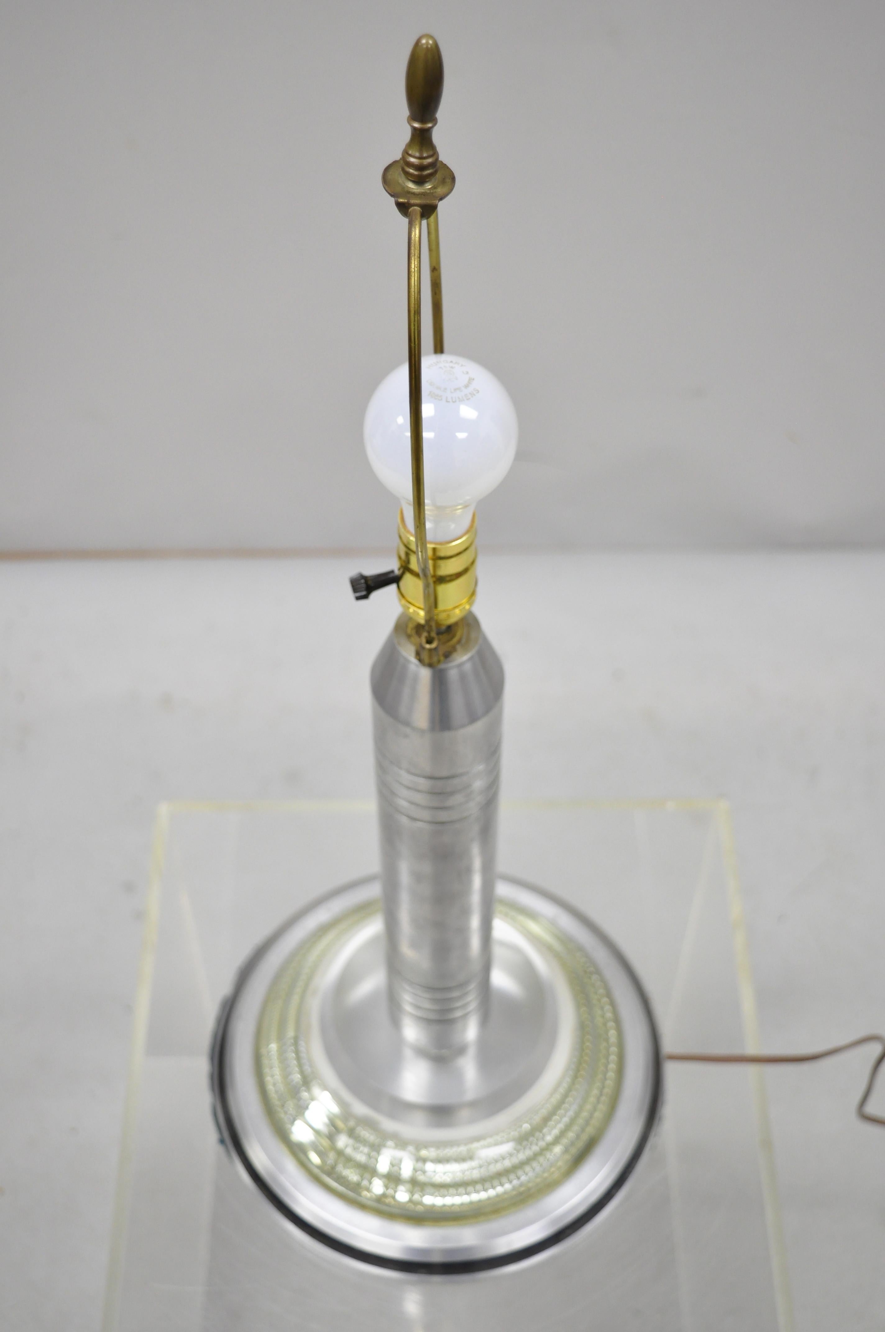 20ième siècle Lampe de table Art Déco Skyscraper en aluminium et acrylique Walter Von Nessen en vente