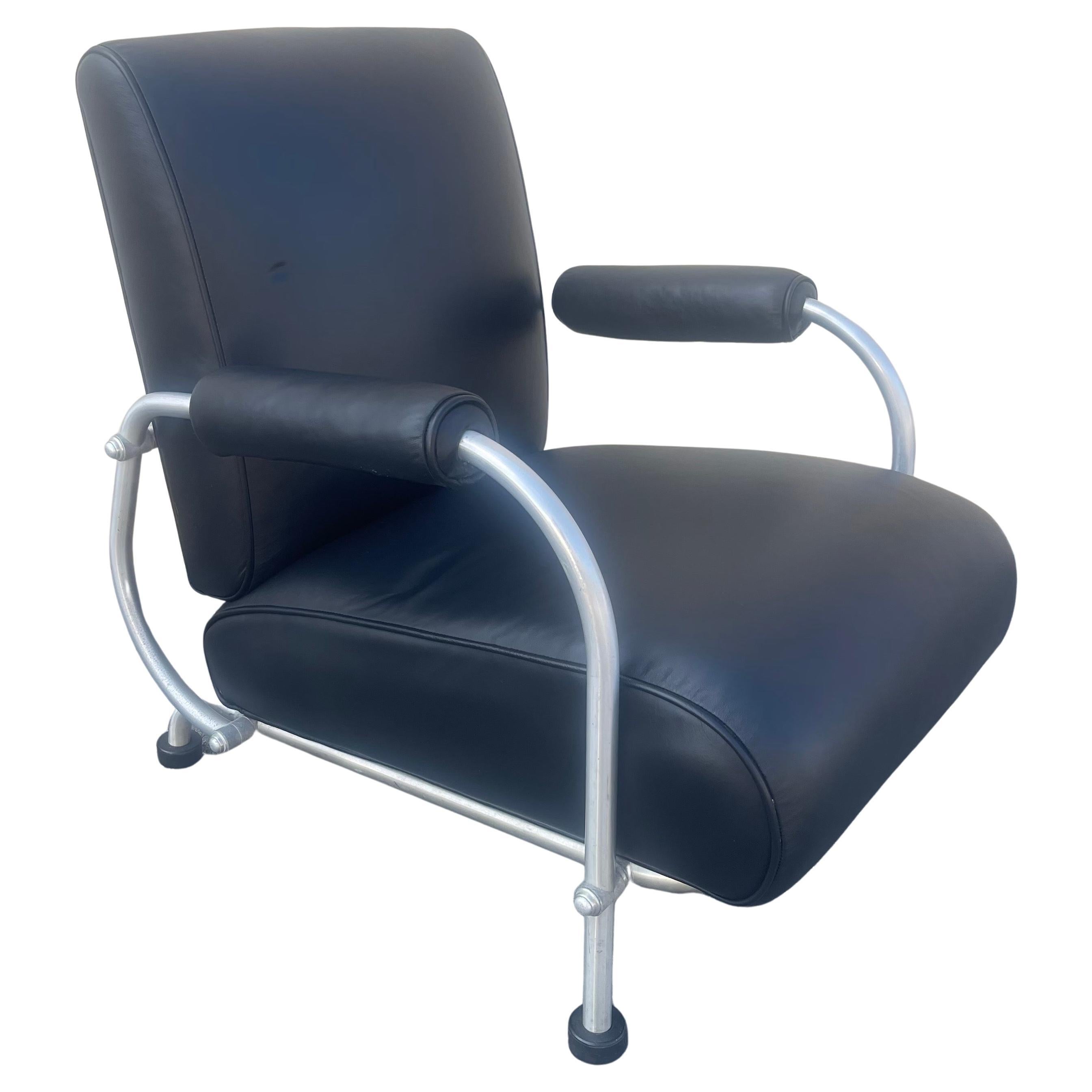 Chaise longue Art déco en aluminium et cuir noir avec pieds en forme de rondelle de hockey par Warren McArthur, vers les années 1930. Le cadre et les pieds de la chaise sont en excellent état d'origine, tandis que la tapisserie a été récemment