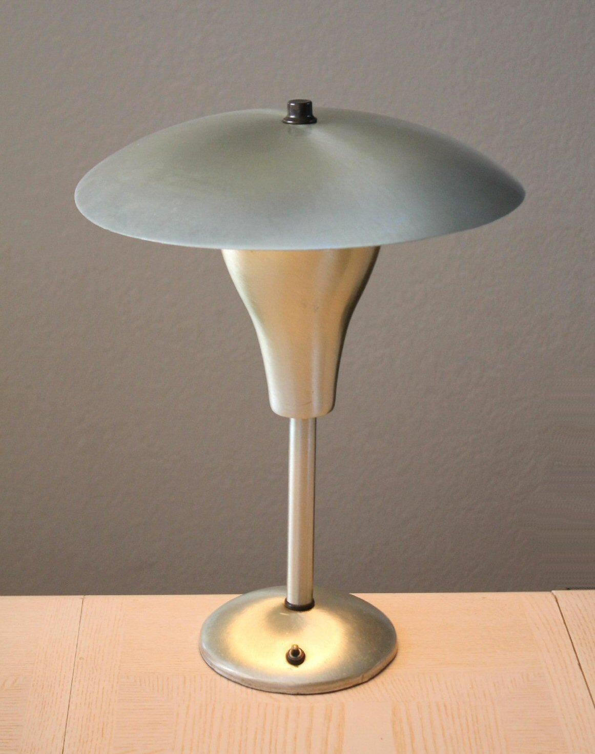  

CLEAN ART DECO STYLE!

BRUSHED ALUMINUM
SAUCER SHADE
DESK/TABLE LAMP!
 
ALL METAL REFECTOR LAMP!

SUPERB 