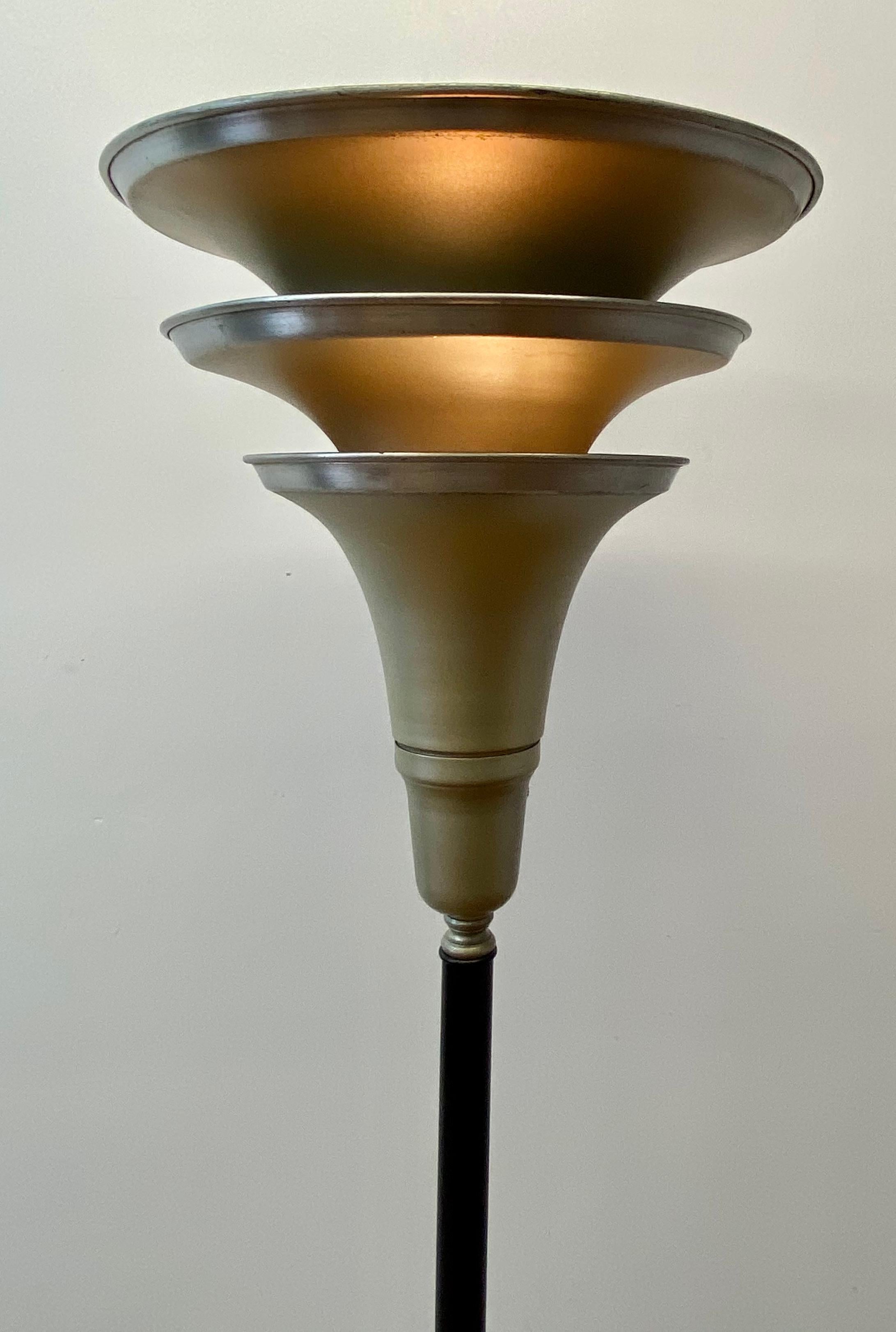 Art Deco aluminum free standing floor lamp, C.1940s

Classic 1940s Art Deco floor lamp

The aluminum base shows some dings and dents (please see images)

Measures: 10