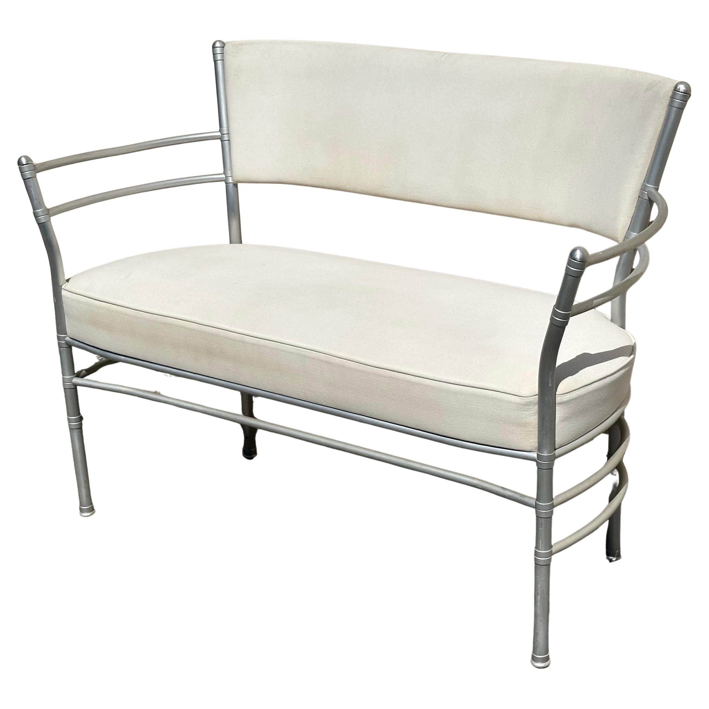 Très bel ensemble de chaises longues (modèle #1047-A) et de canapés (modèle #947) Art Déco en aluminium de Warren McArthur, vers le milieu du XIXe siècle.  1930s. Les cadres en aluminium sont en bon état d'origine tandis que la tapisserie a été