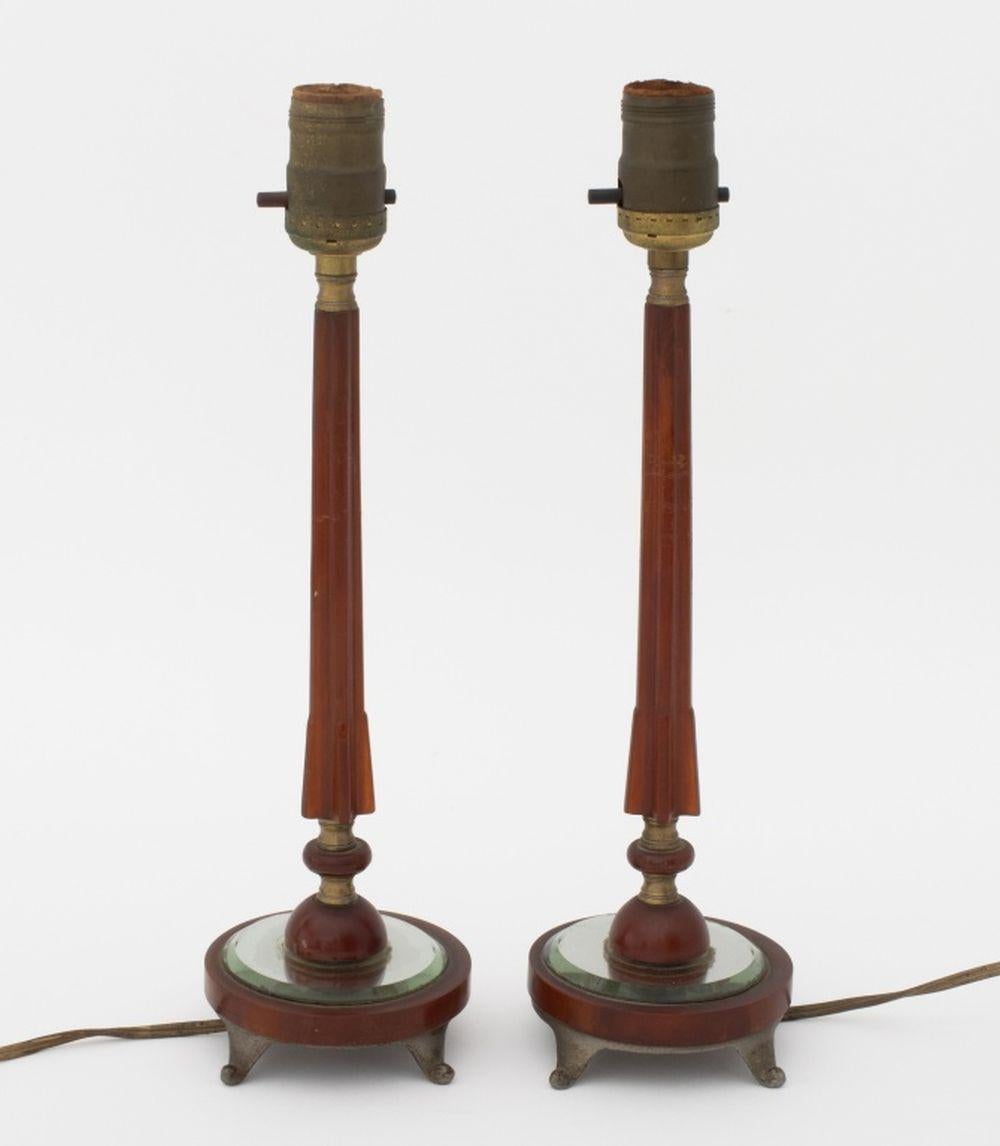 Paar Art Deco Bernstein Bakelit und Glas Tischlampen, geriffelte spitz zulaufende Säule über einem runden abgeschrägten Spiegel Basis, auf gerollten Zinn Füße montiert. 14